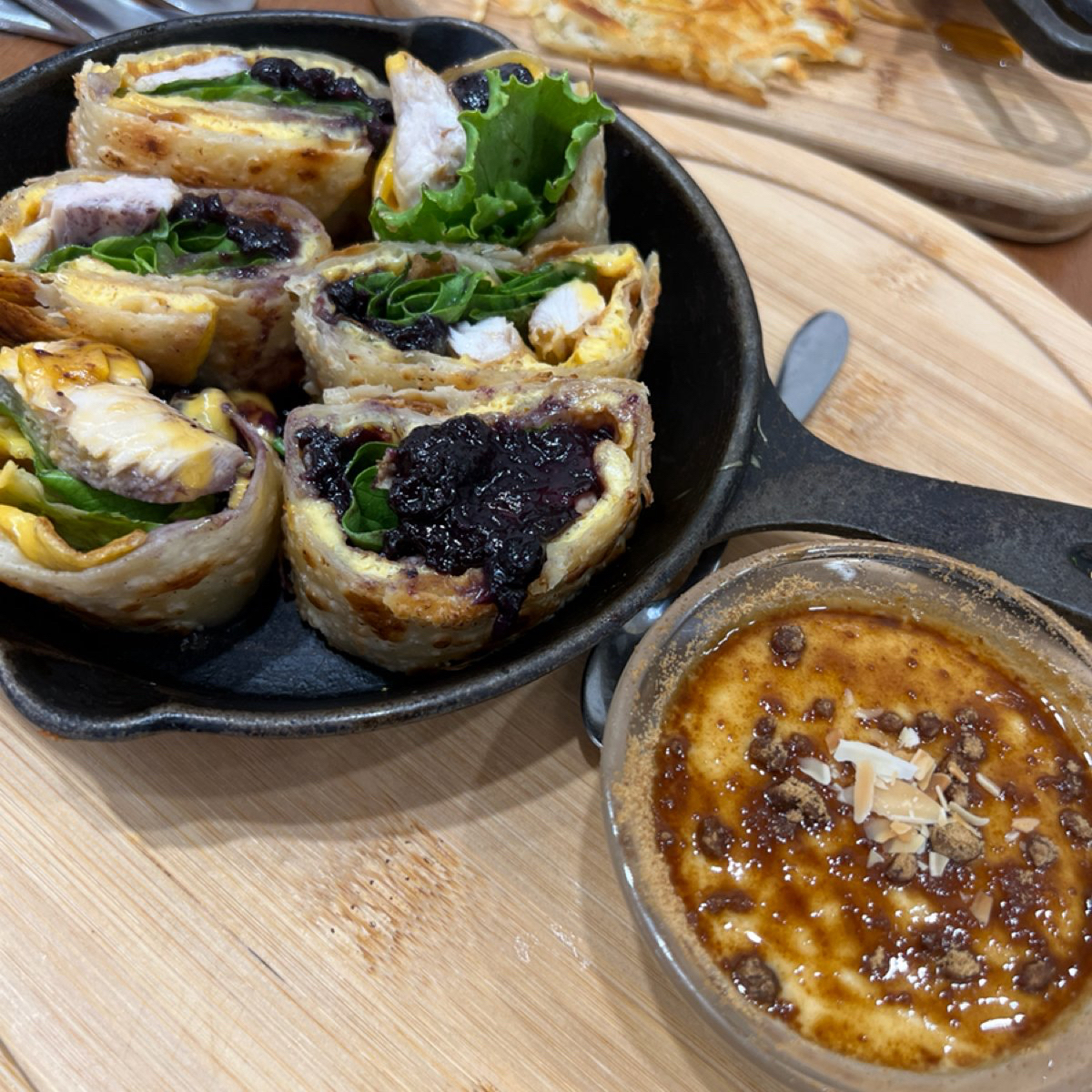 Meal image of MAMA&#39;S 鐵鍋早午餐 和平店: 藍莓雞肉起司蛋捲餅 shot by J_G_J