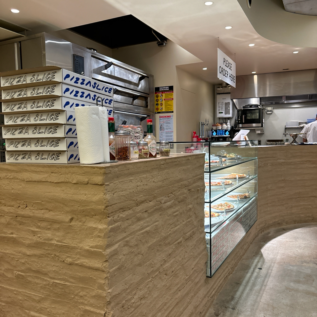 PIZZA SLICE CATSTREET 的外觀氛圍圖片：As we peruse the menu, our eyes land on the Yakiso 由2QT2BSTR8 拍攝