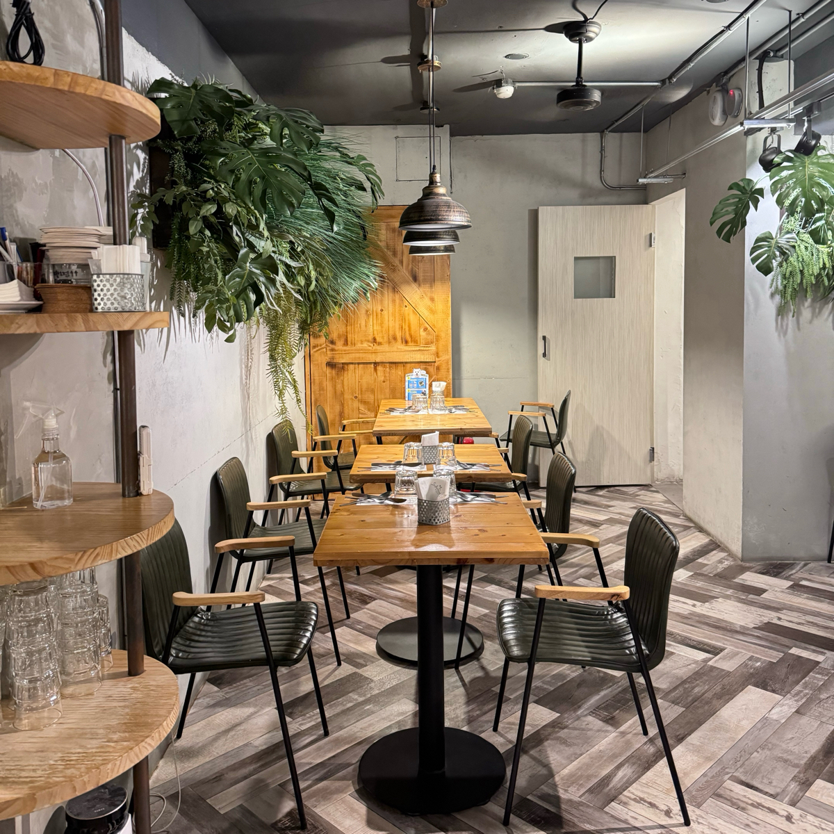 Vibe image of 舒曼六號餐館 小巨蛋南京店: 地下室座位 shot by Ina
