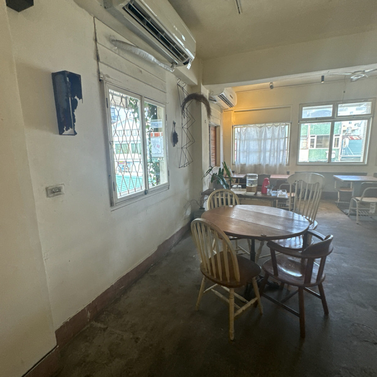 Vibe image of 小小兔子廚房: 二樓座位區 shot by 食、動、健康