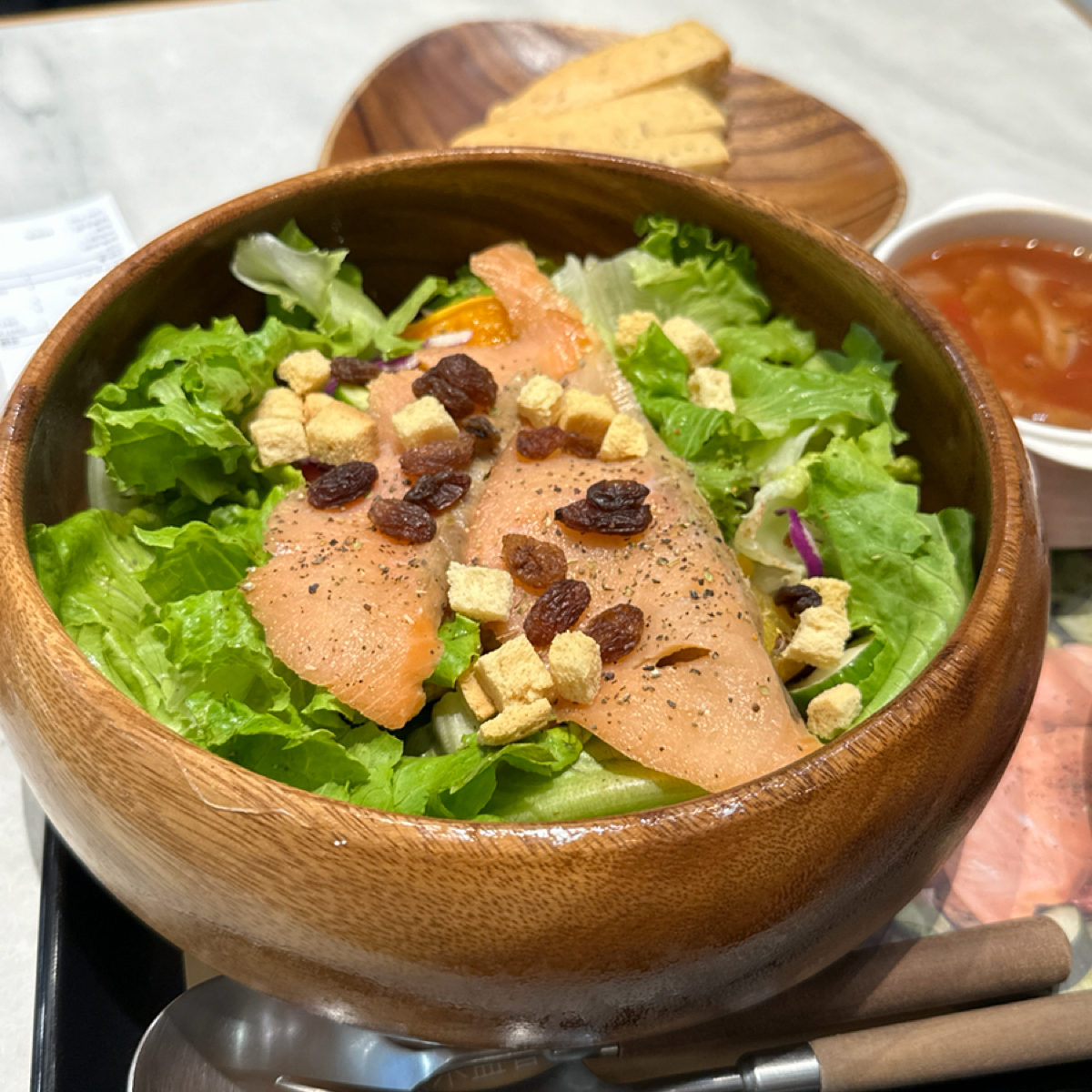 Meal image of Woopen 木盆 永春門市: 煙燻鮭魚沙拉 $220 shot by 阿波卡