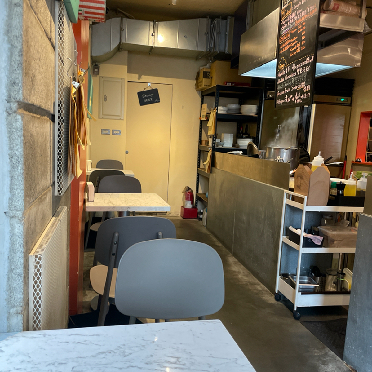 千層吧 的外觀氛圍圖片：有兩邊內用區 由Nina 拍攝