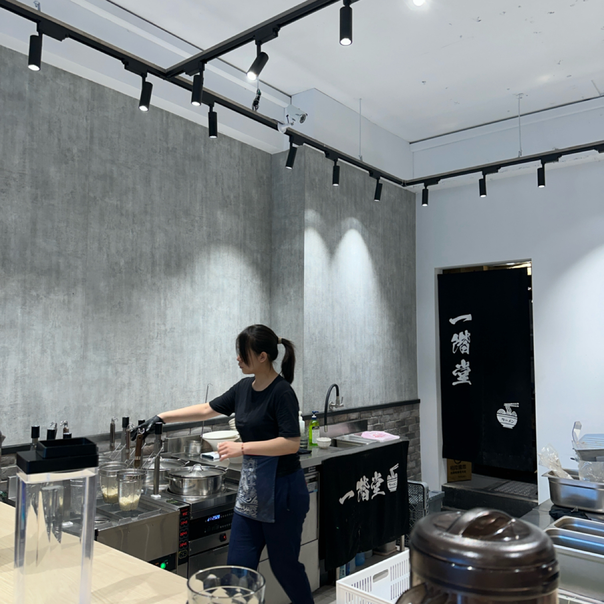 一階堂拉麵 古亭店 的外觀氛圍圖片：烹調區 由銘 拍攝