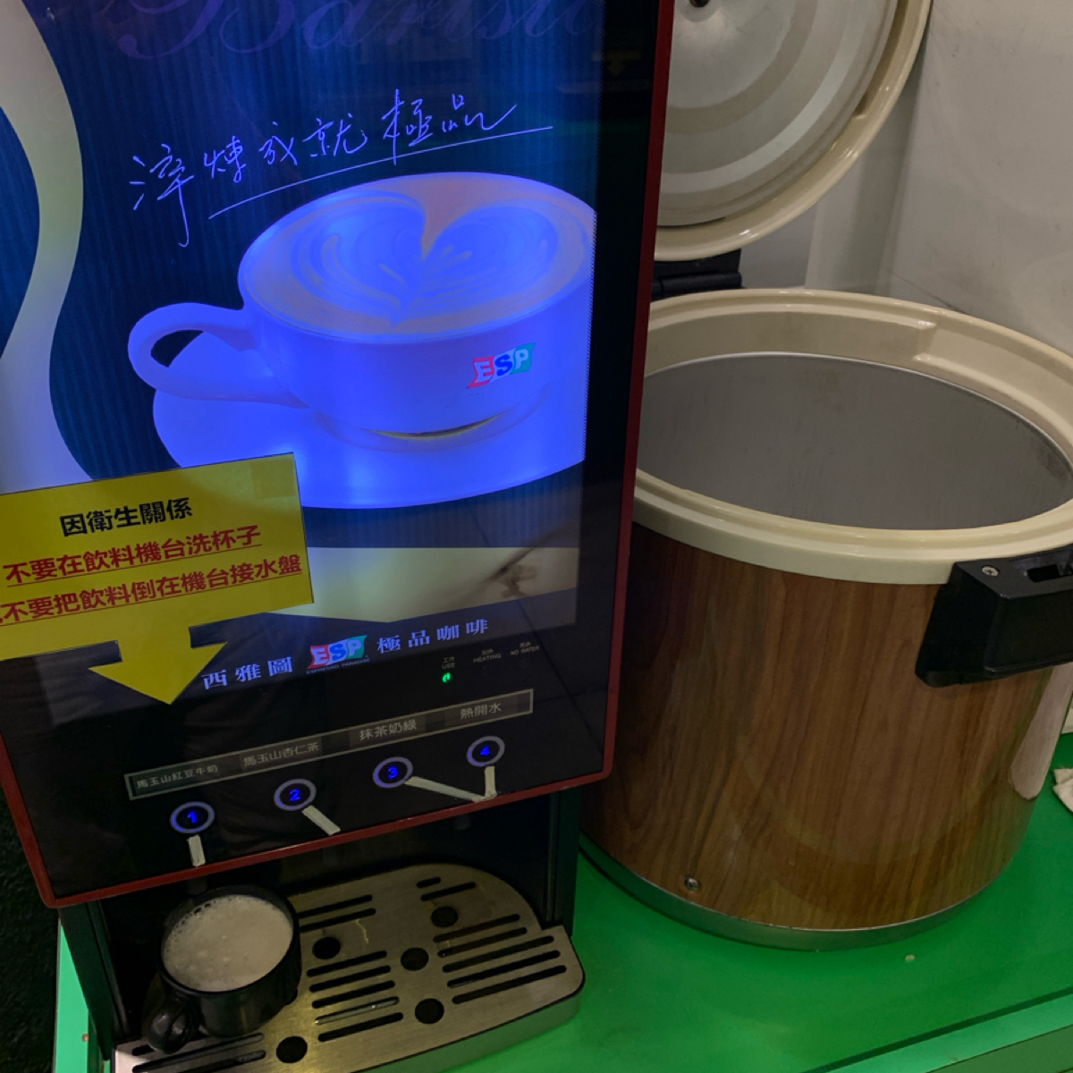 魚清小火鍋 的外觀氛圍圖片：十點打烊，但不到八點半就不補白飯了。 由Food Scouter 拍攝