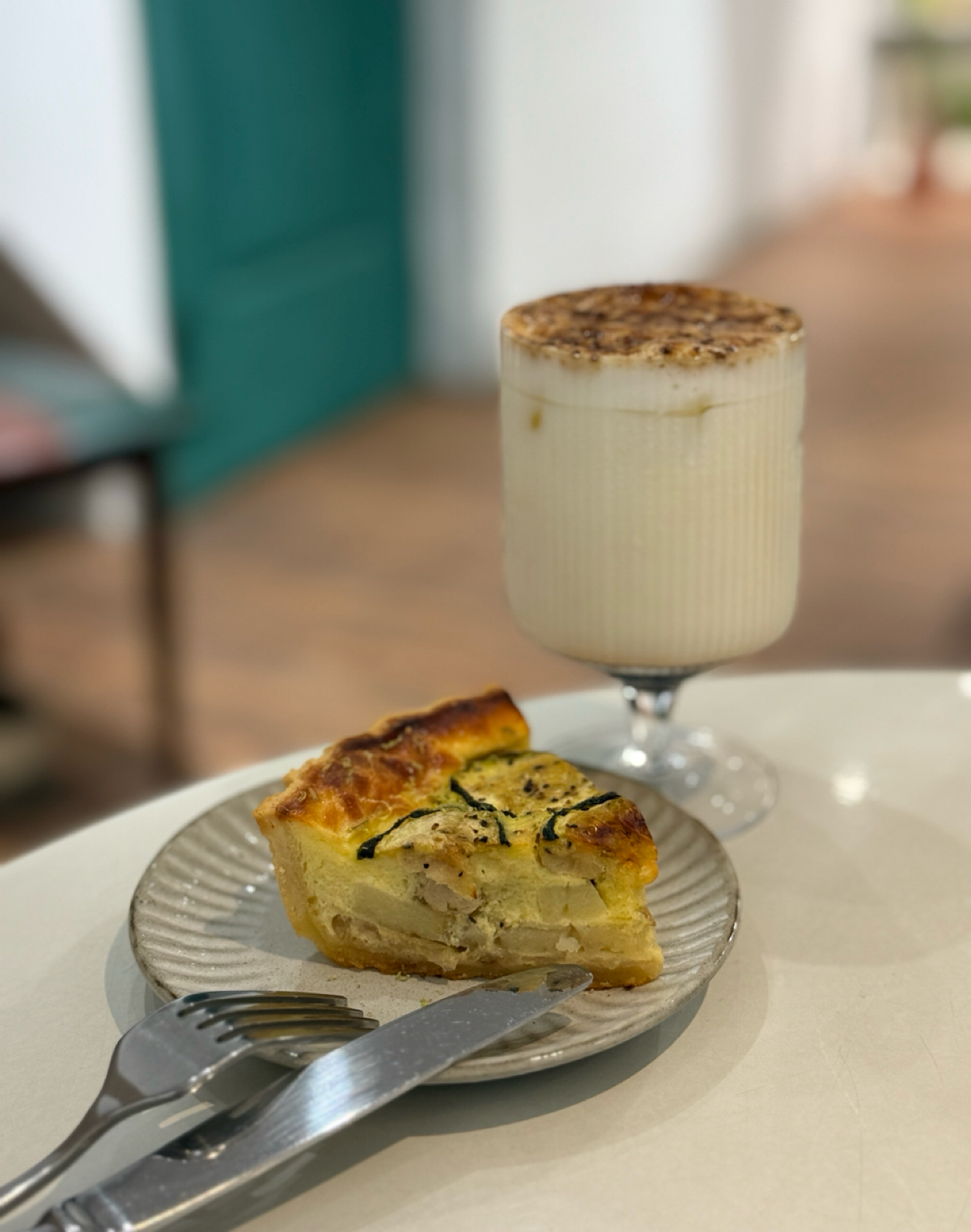 Meal image of May i COFFEE you ? 美艾咖啡友: 🥧 檸檬雞肉鹹派 $140
薄脆派皮、馬鈴薯、時蔬、迷迭香

🥛​​ 焦糖牛奶（冰） $120
 shot by 阿波卡
