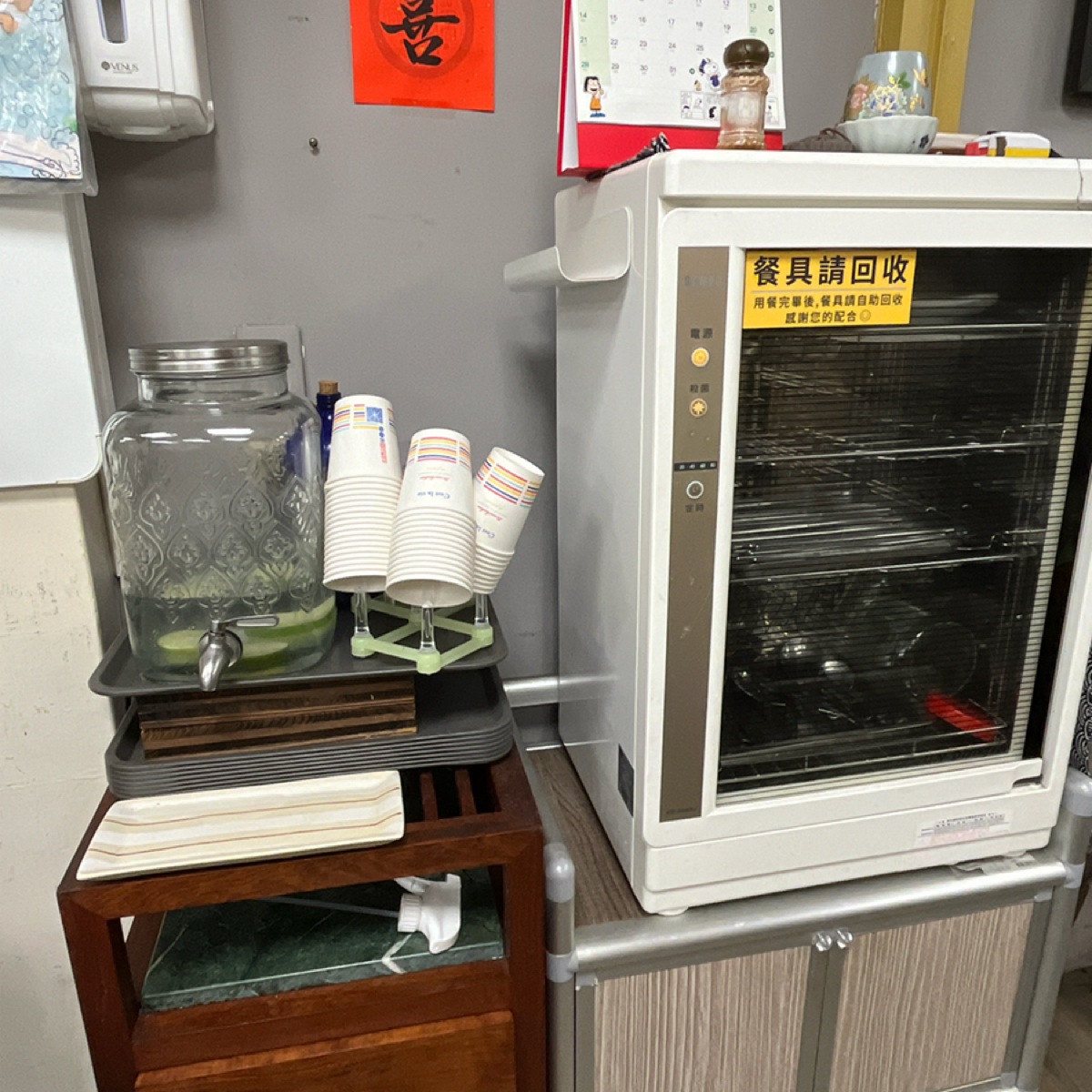 蔬喜丼 的外觀氛圍圖片：檸檬水及餐具區 由珍珠奶綠 拍攝