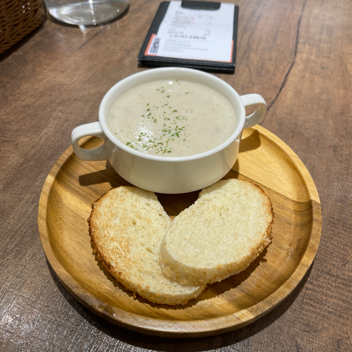 Lazy Pasta 慵懶義式廚房 文山政大店 的餐點圖片：- 每日例湯（法式奶油蘑菇濃湯+麵包）$58 由等下吃什麼 拍攝