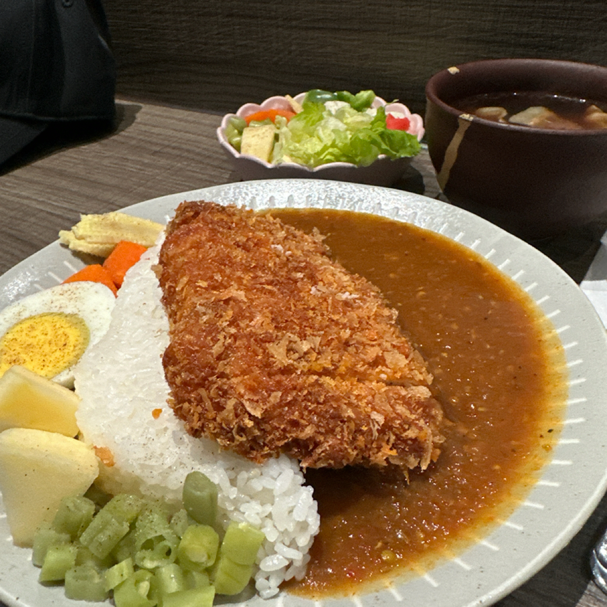 Meal image of love World 樂窩 香料咖哩: 豬排咖哩 $180

豬排吃起來普通，咖喱醬會出水，不是很喜歡，其他蔬菜還行 shot by 阿波卡