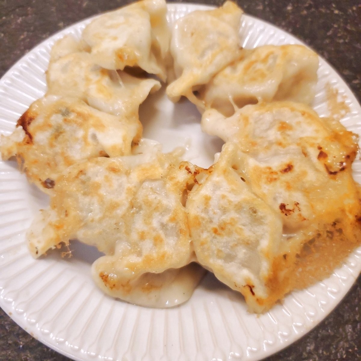Meal image of 榕樹下王董牛肉麵: 🔸️黃金煎餃套餐 $110
一份10顆，感覺是用水餃下去煎的！
冰花的部分有點可惜沒把脆感表現出來 shot by 吃貨胖胖