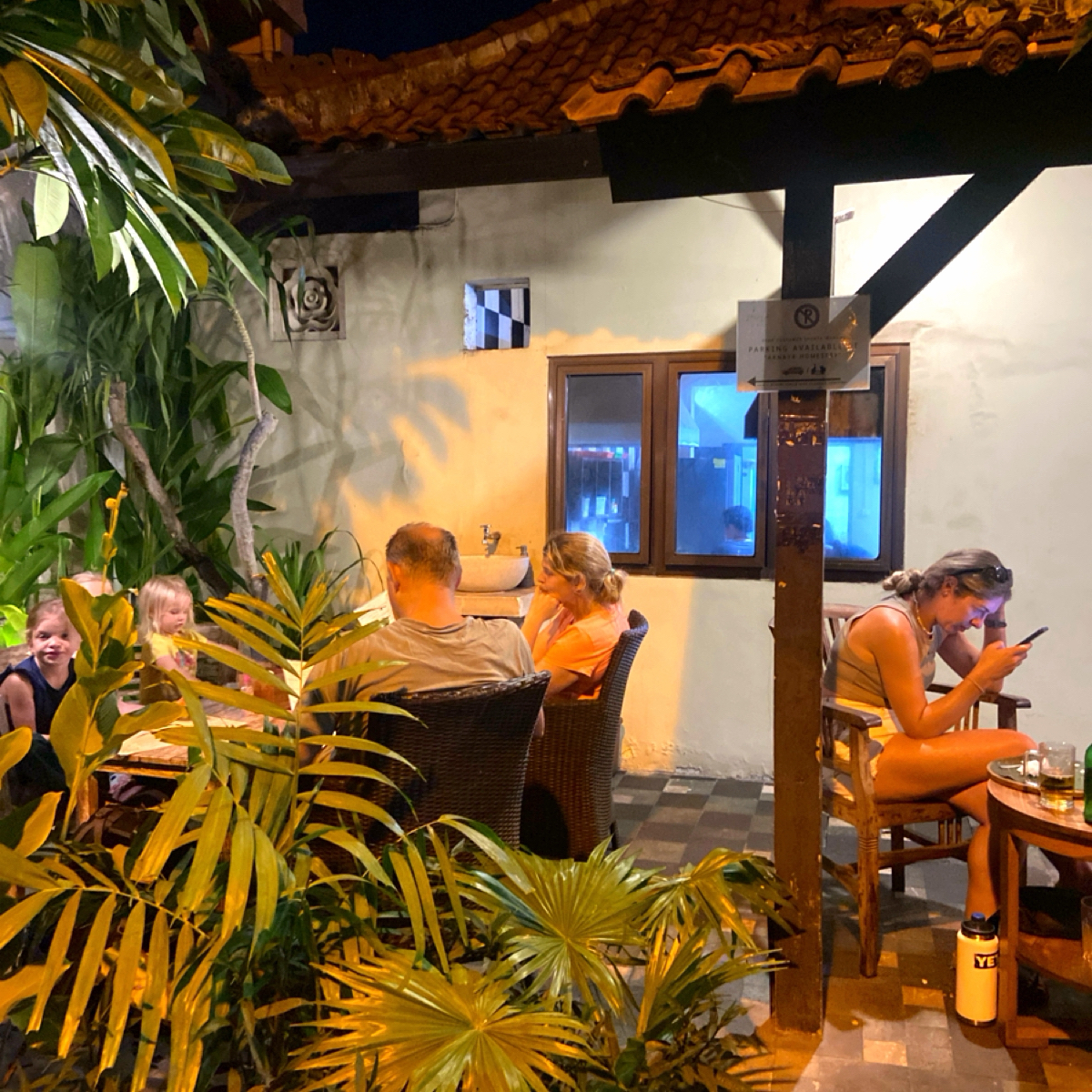 Vibe image of Shinta Warung: 從外面有露出一小角店內座位。 shot by 每個人都在找他的貓