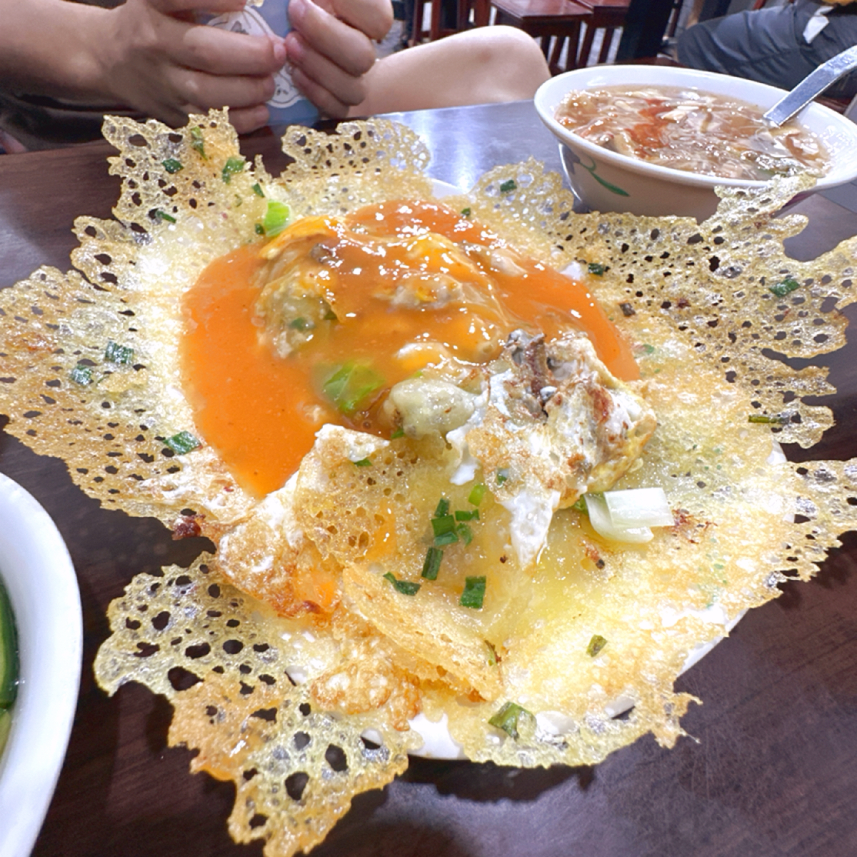 雲林鍋貼 的餐點圖片：蚵仔煎超推！
外邊有滿滿的大片蛋液煎鍋巴，脆脆的好吃到不行
蚵仔量也給很多，沒在客氣的 由阿波卡 拍攝