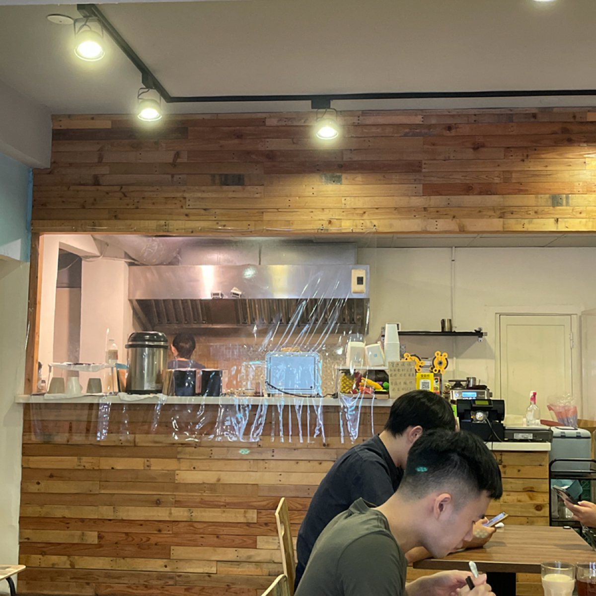 養成零早午餐-古早味粉漿蛋餅 の雰囲気の写真：開放式吧台 bySunny 