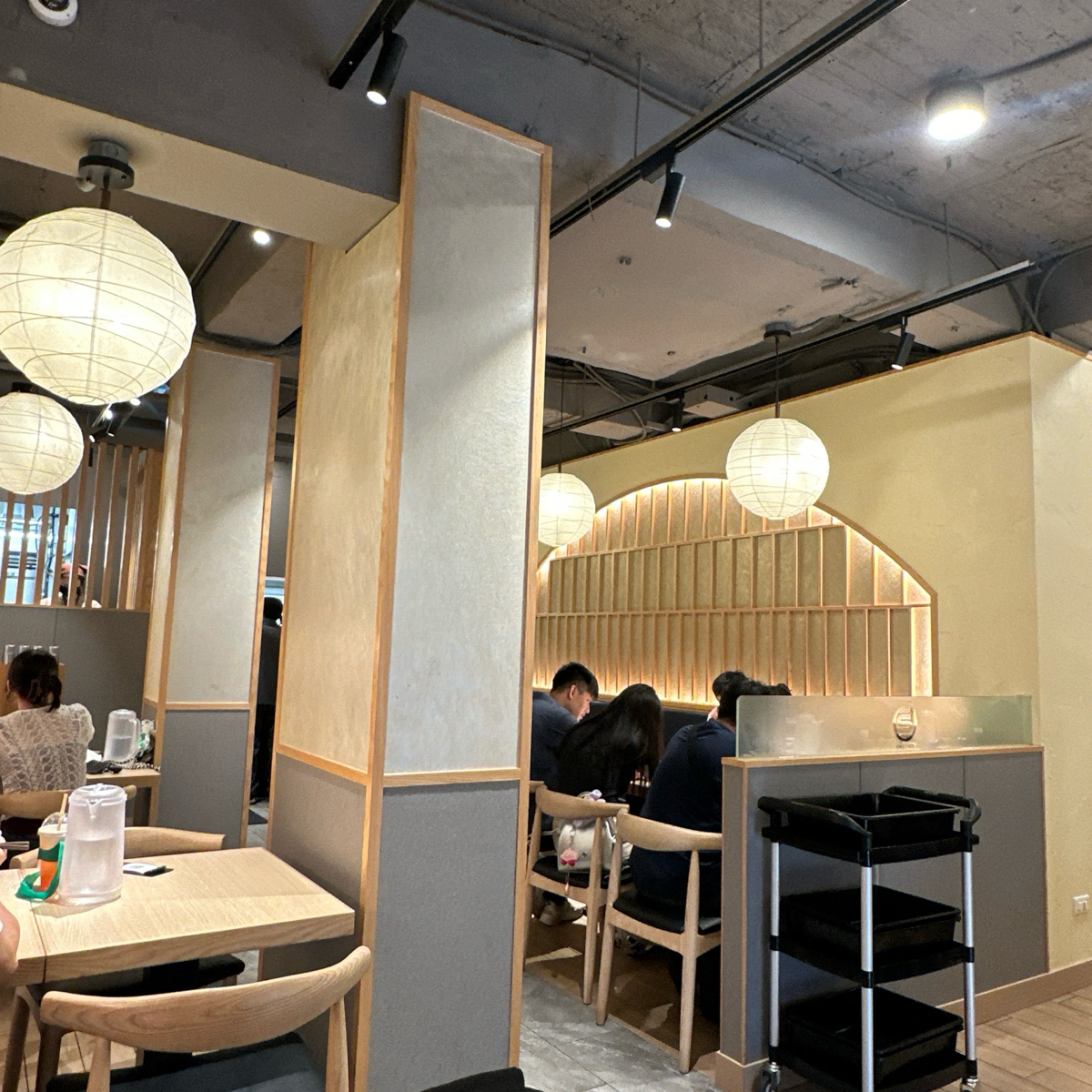 Vibe image of 麵屋 千雲 光華店: 喜歡店內的白燈籠
很典雅簡樸 shot by 阿波卡