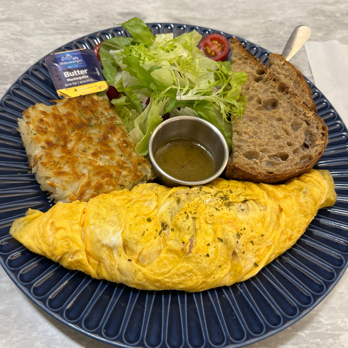 瞌睡咖啡Nap cafe 的餐點圖片：肉肉蛋捲 由動吃動吃動吃 拍攝