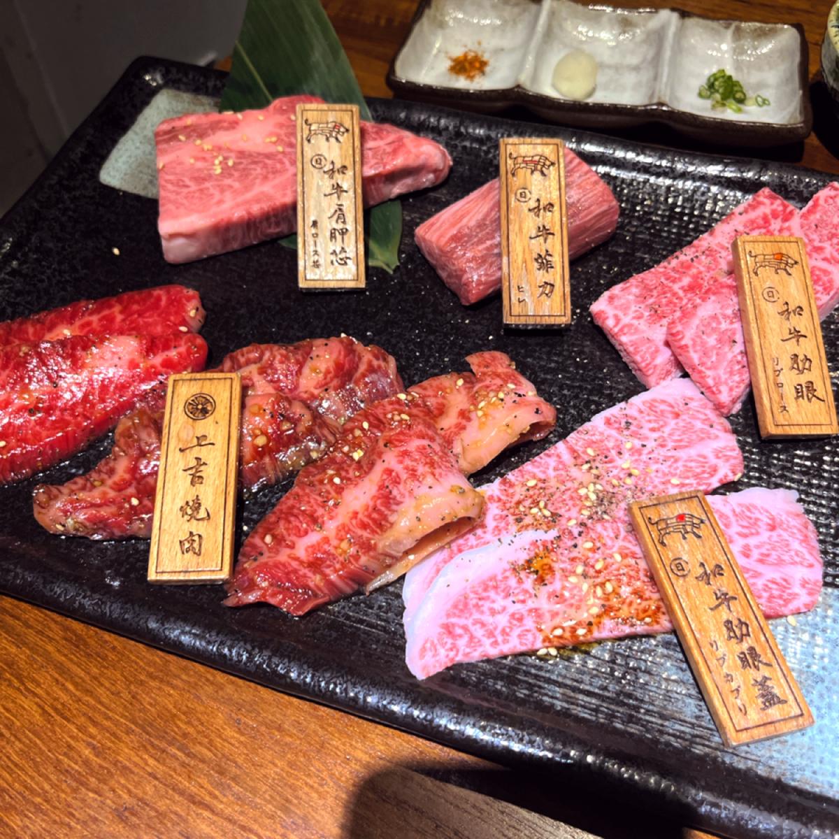 上吉燒肉 的餐點圖片：拼盤肉肉們 由阿官 拍攝