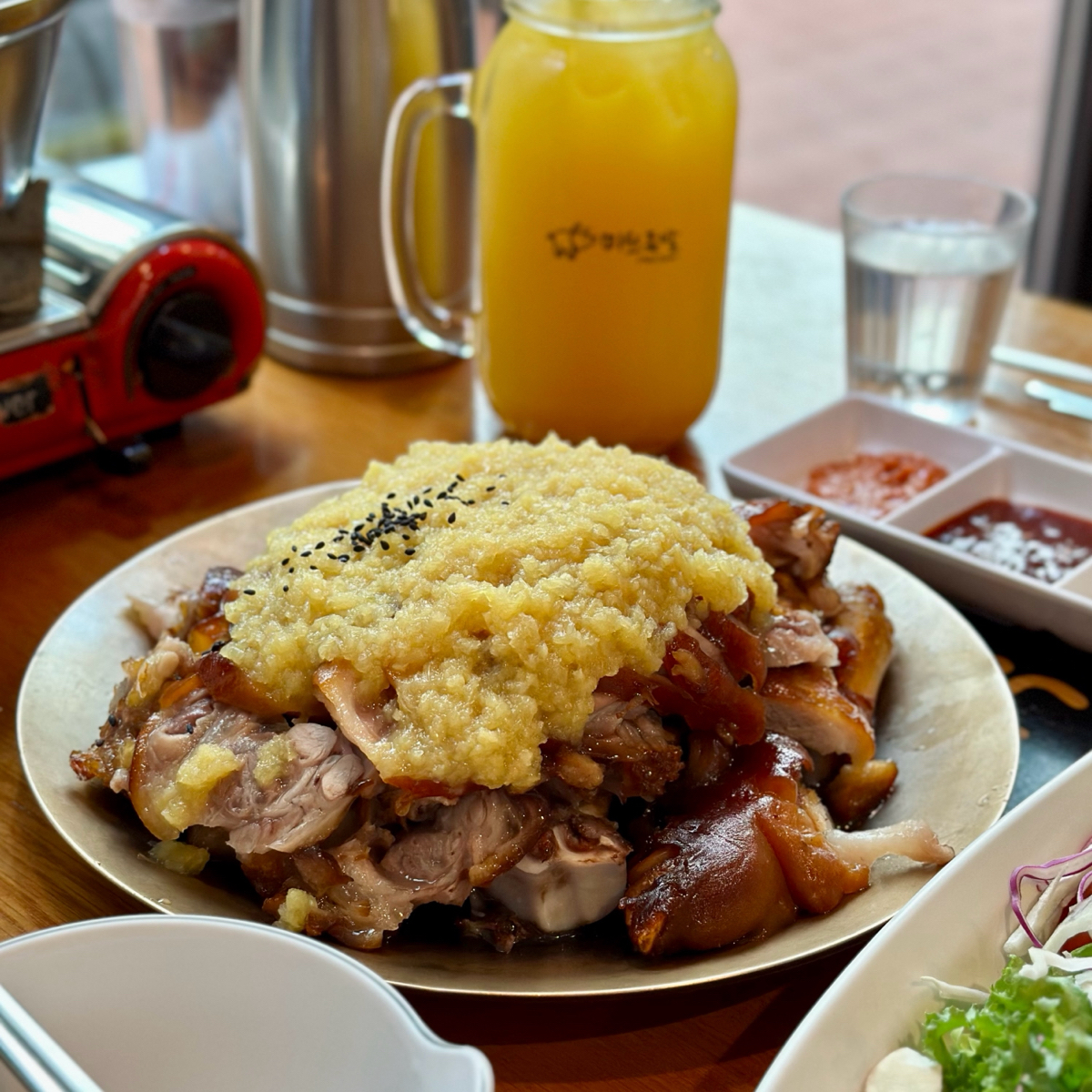 미쓰족발 홍대점 のレストランの写真：Real Garlic Jokbal(₩41000)、Hallabong Ade(₩5000) by吃曼 