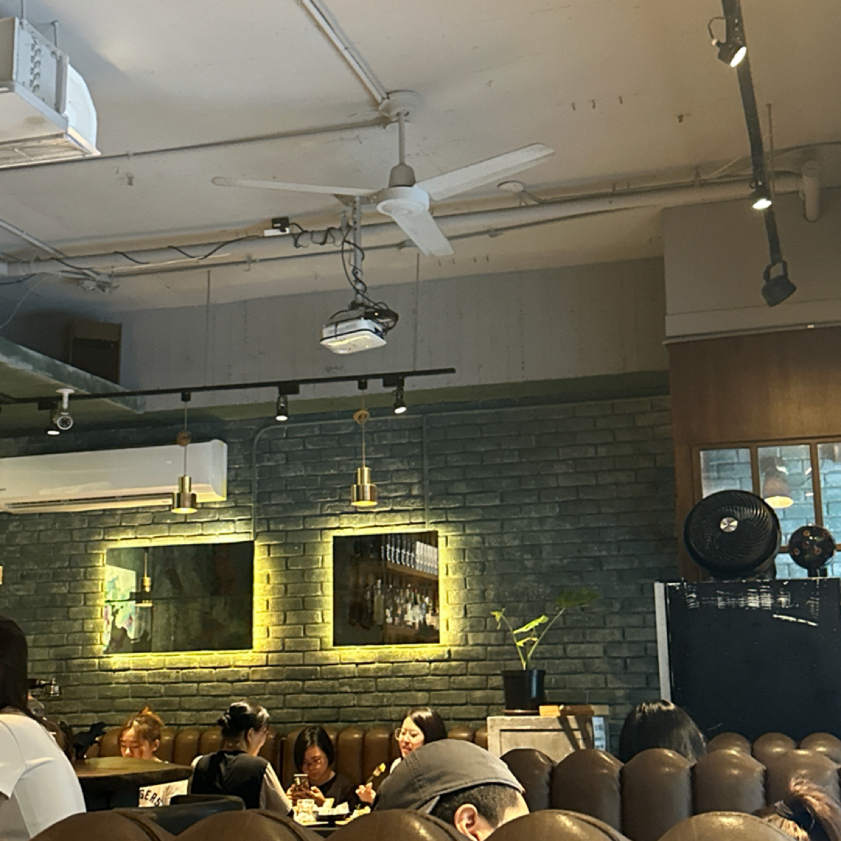 Vibe image of GURU HOUSE PARK NO.4: 店內用餐區 shot by 草莓肉鬆蛋吐司