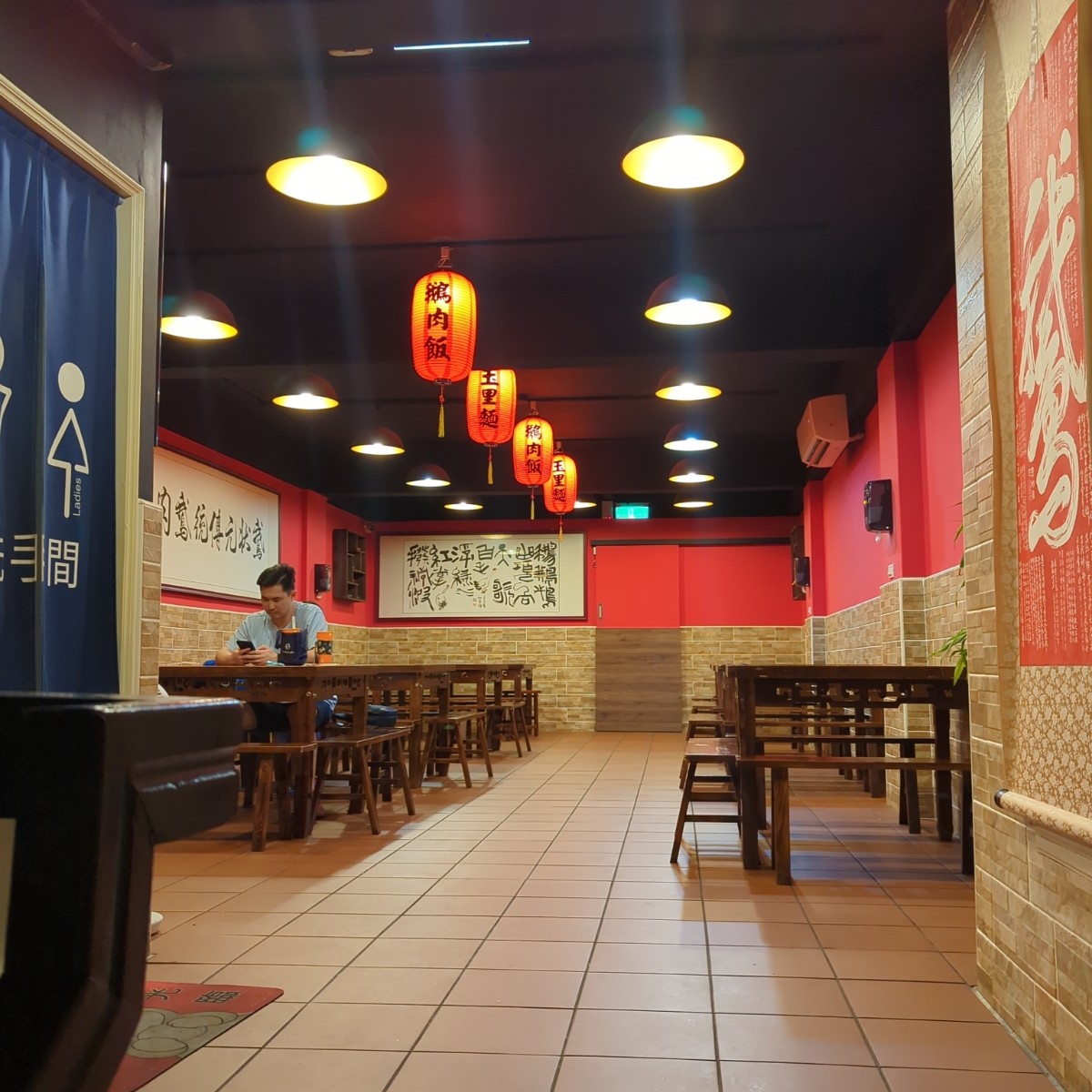 Vibe image of 家羿鵝肉 新莊輔大店: 店內有許多座位 shot by 美食玩很大