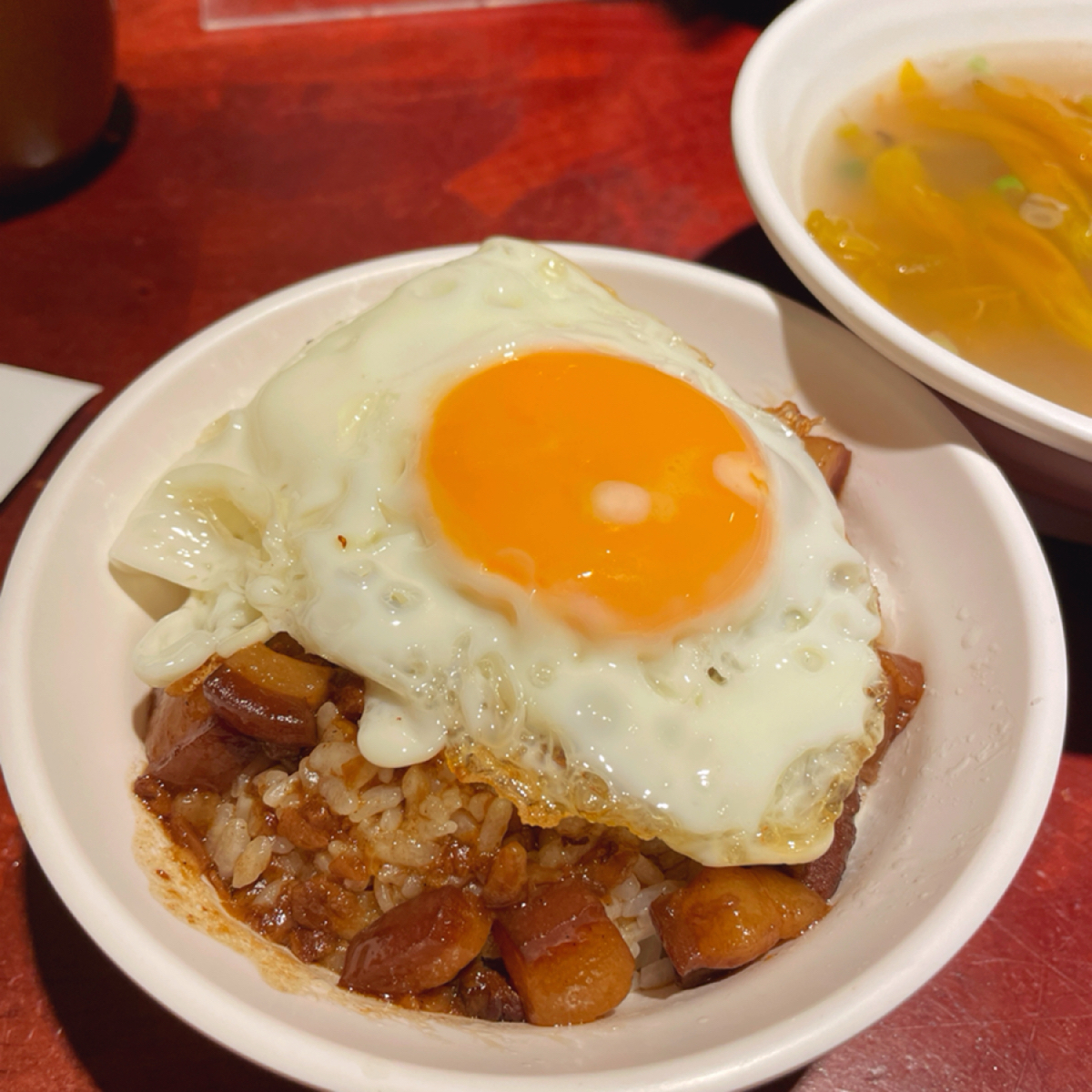 大稻埕魯肉飯 のレストランの写真：魯肉飯+半熟荷包蛋 bymio 