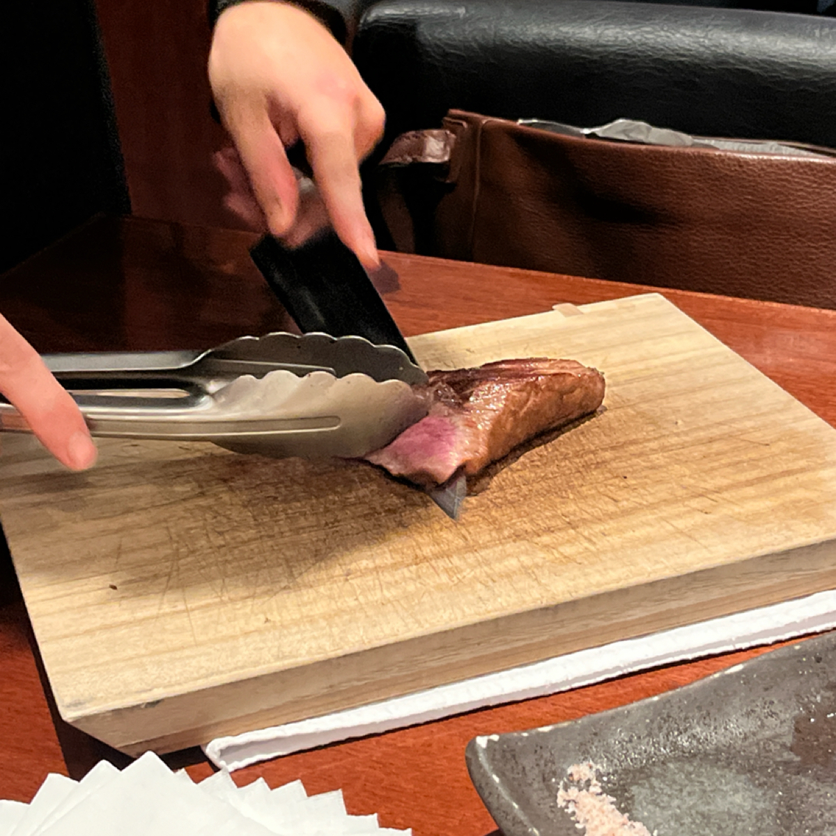 梵 燒肉 的餐點圖片：現切牛排中！ 由阿官 拍攝
