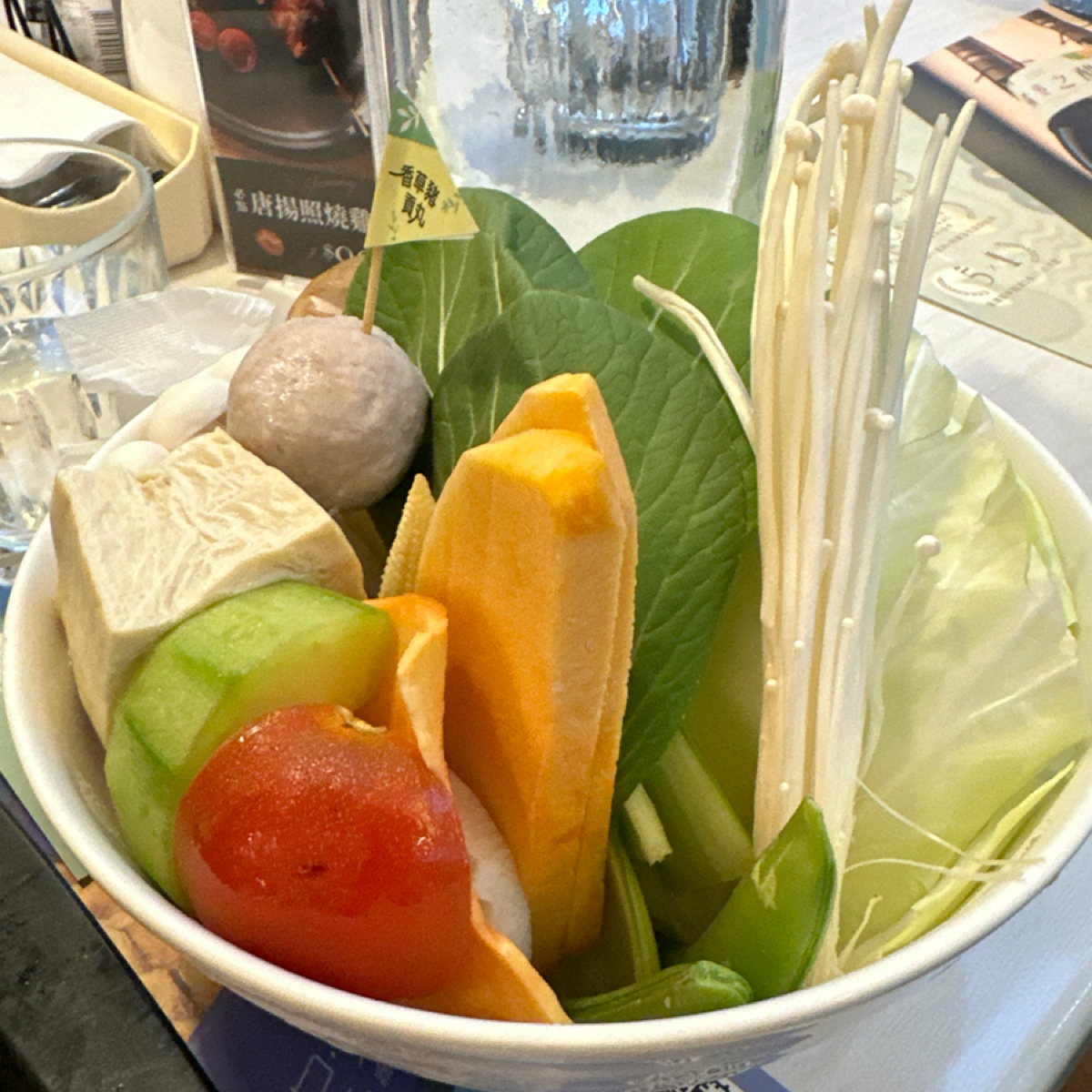 梨子 豐原店 的餐點圖片：火鍋的菜盤 由YY 拍攝