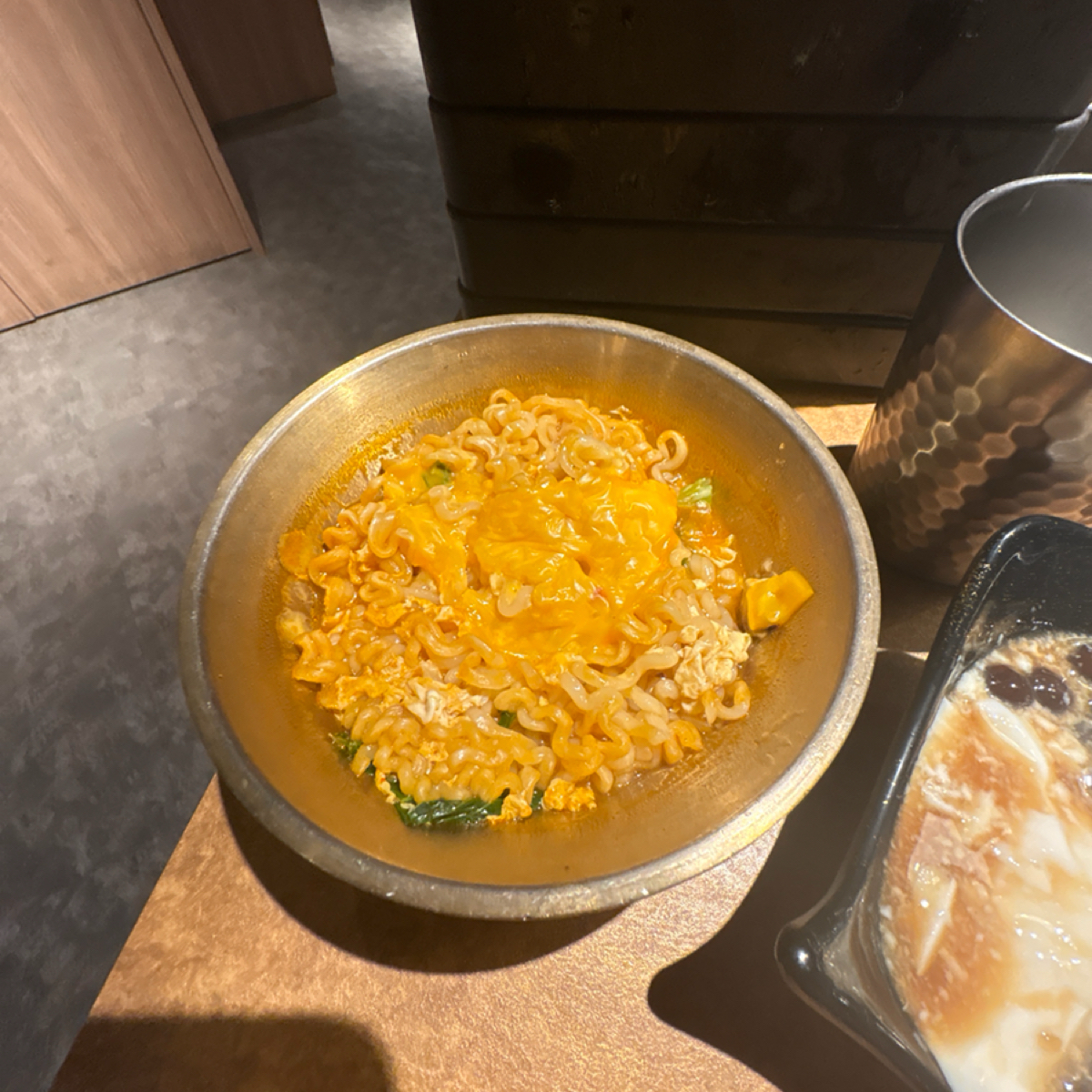 本燔寿喜烧·涮涮鍋 のレストランの写真：一樣可以跟店員點的起司泡麵，有點辣。 byYu Wen o(｀ω´ )o 💫 