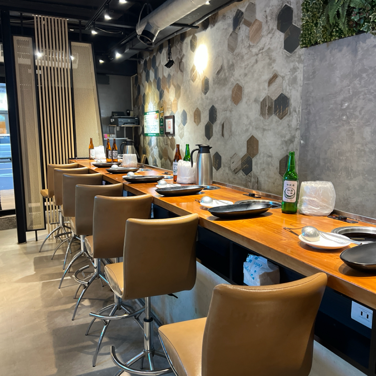 Vibe image of 狂一鍋 中和永貞店: 吧檯 shot by Ting
