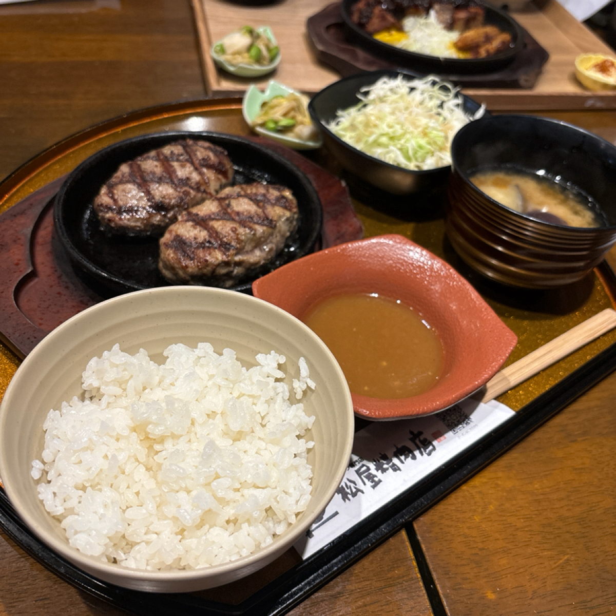 松屋屋精肉店 東京都 千代田區 外神田 のレストランの写真：一踏進店門，內裝懷舊典雅，店內亦有經過特殊防震設計。牆面上掛著「松屋自家農場現宰牛肉」的吊牌，讓人對 by2QT2BSTR8 