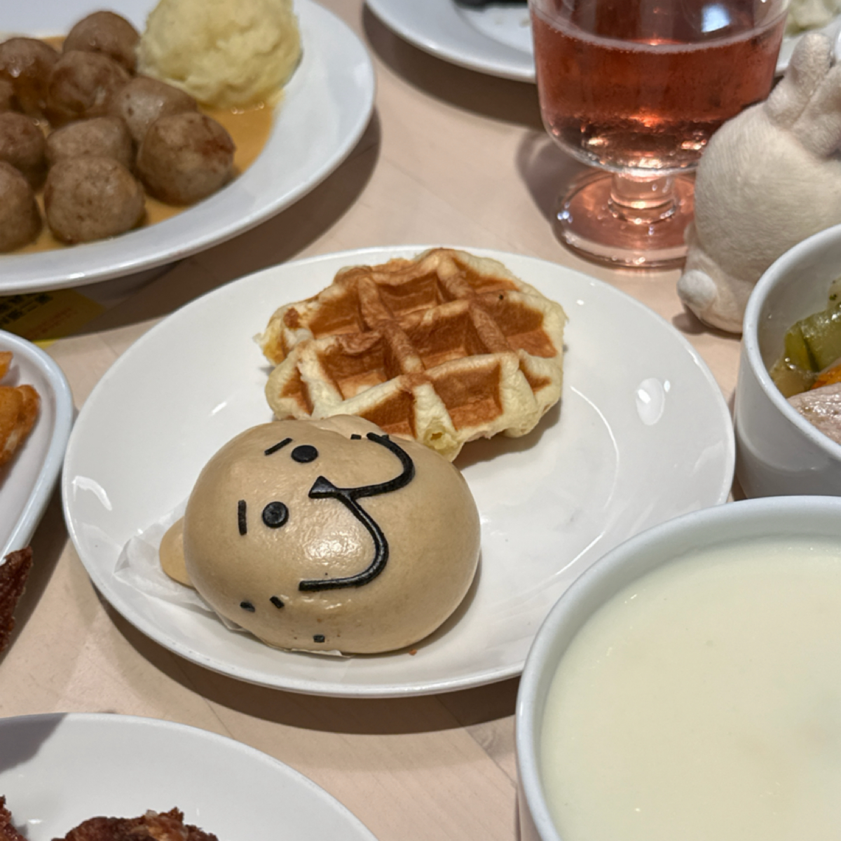 IKEA 瑞典餐廳 新莊店 的餐點圖片：熊頭造型包子「熊寶包」 $35
🌕🌕🌕🌑🌑
就是 IKEA 熱賣的泰迪熊玩偶，做成包子的樣 由阿波卡 拍攝