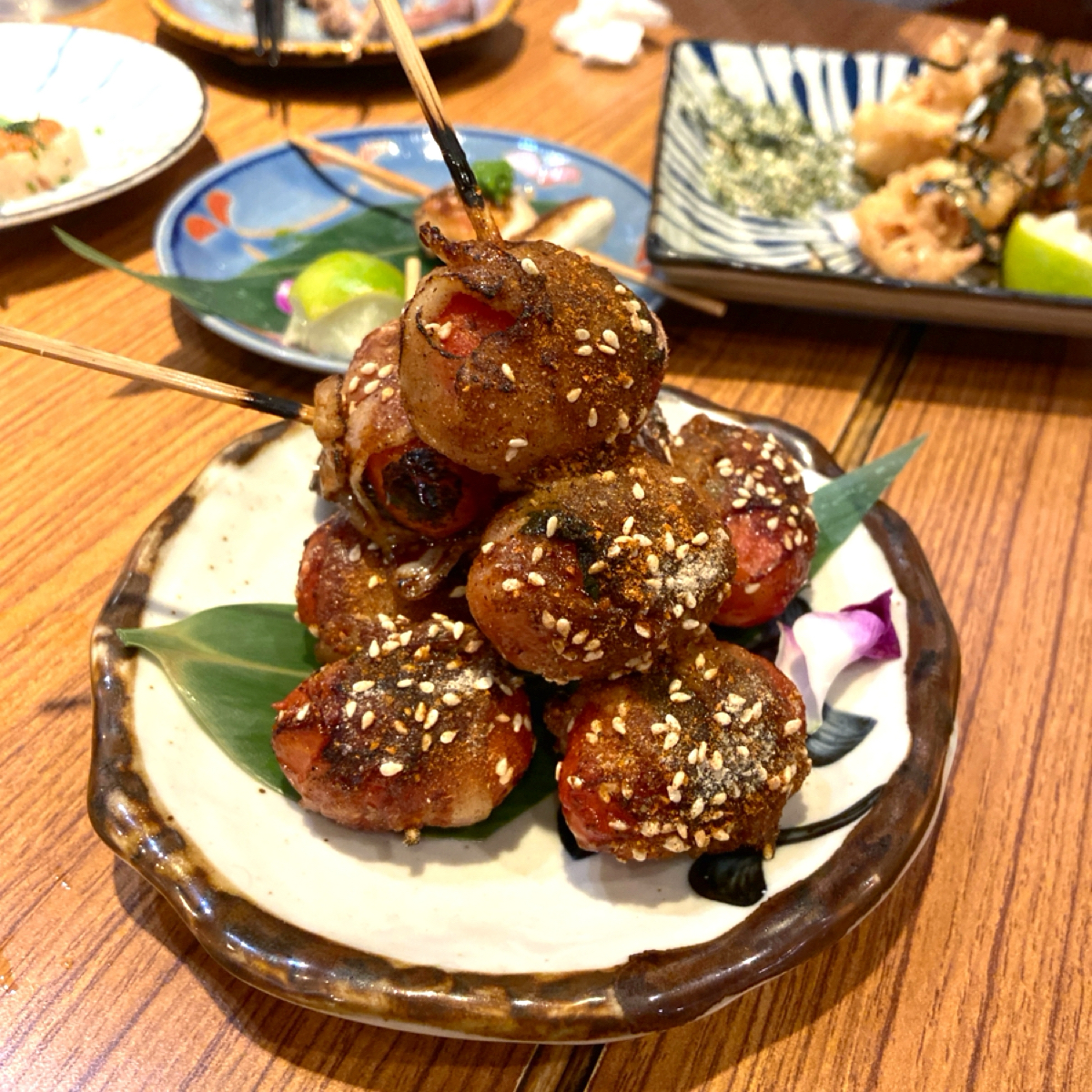 Meal image of 笑居樂食居酒屋小料理: 紫蘇雪花豬肉捲番茄 $79&#x2F;串
這道是家人的最愛，所以一口氣點了三串😆一人一串，上菜時這樣堆著蠻好 shot by 每個人都在找他的貓