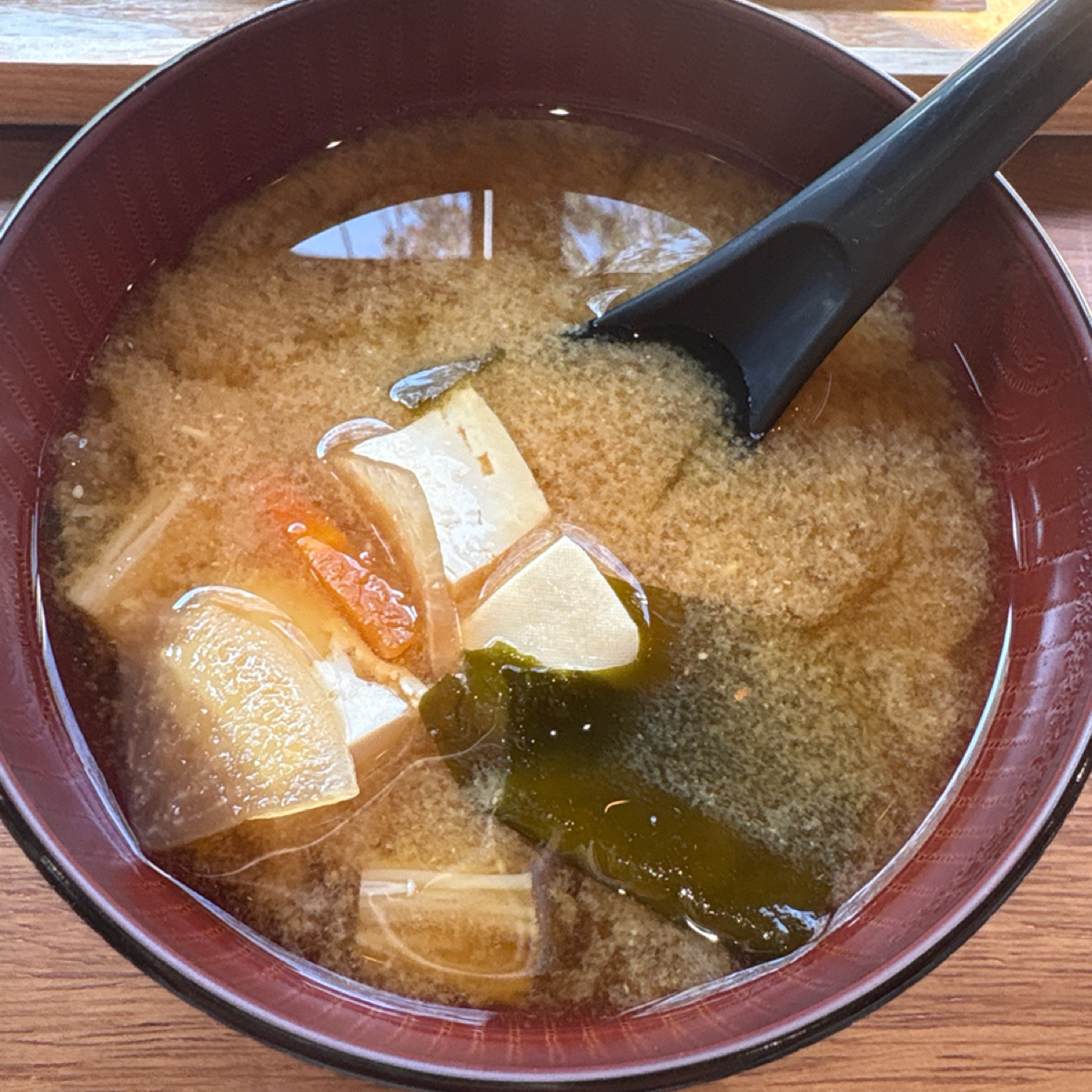 青林檎 ao.ringo のレストランの写真：味增湯很像日本略鹹的口味，有大根、金針菇、海帶跟豆腐。 byLucille邊走邊吃 