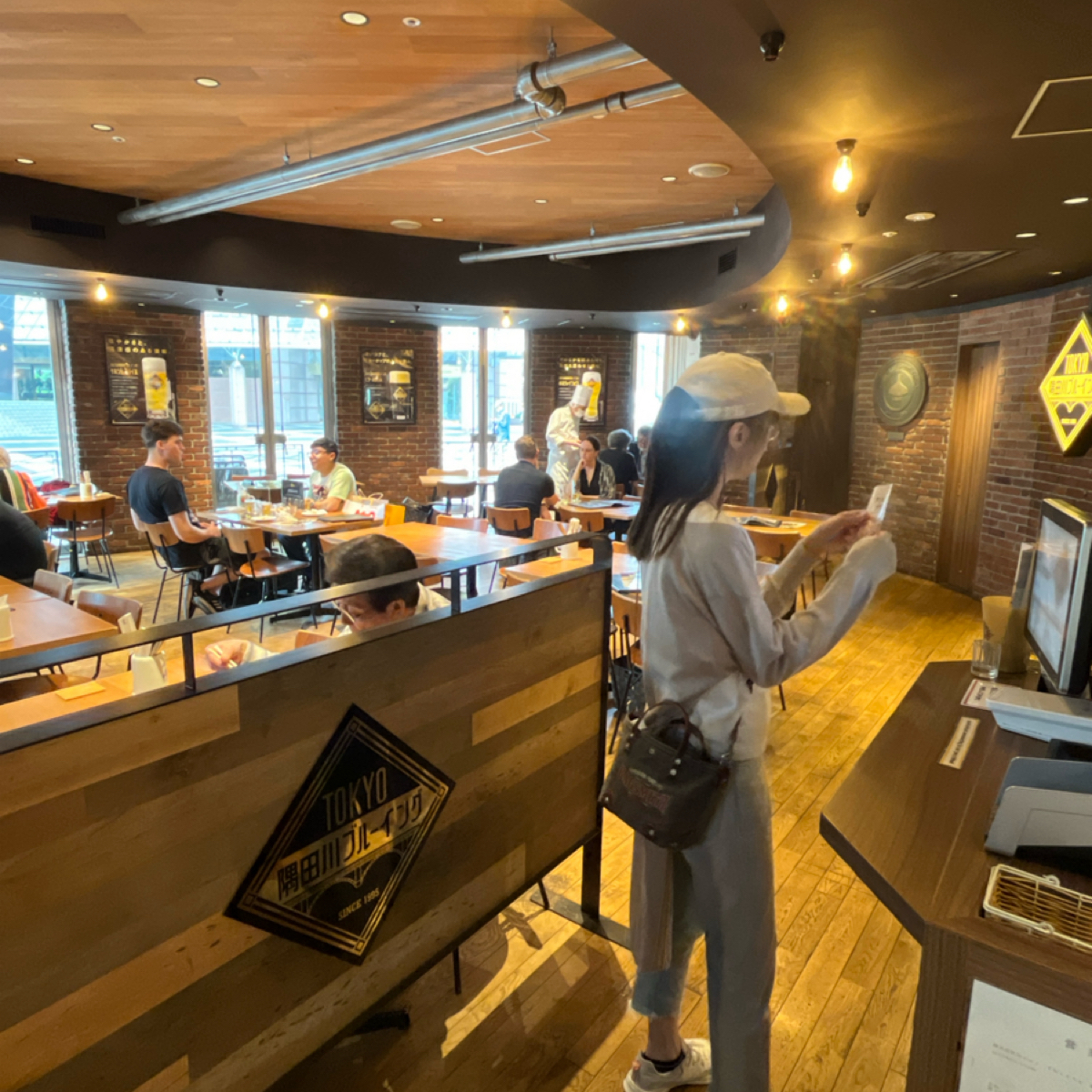 Vibe image of TOKYO隅田川ブルーイング: 店內用餐空間，舒適 shot by 阿官