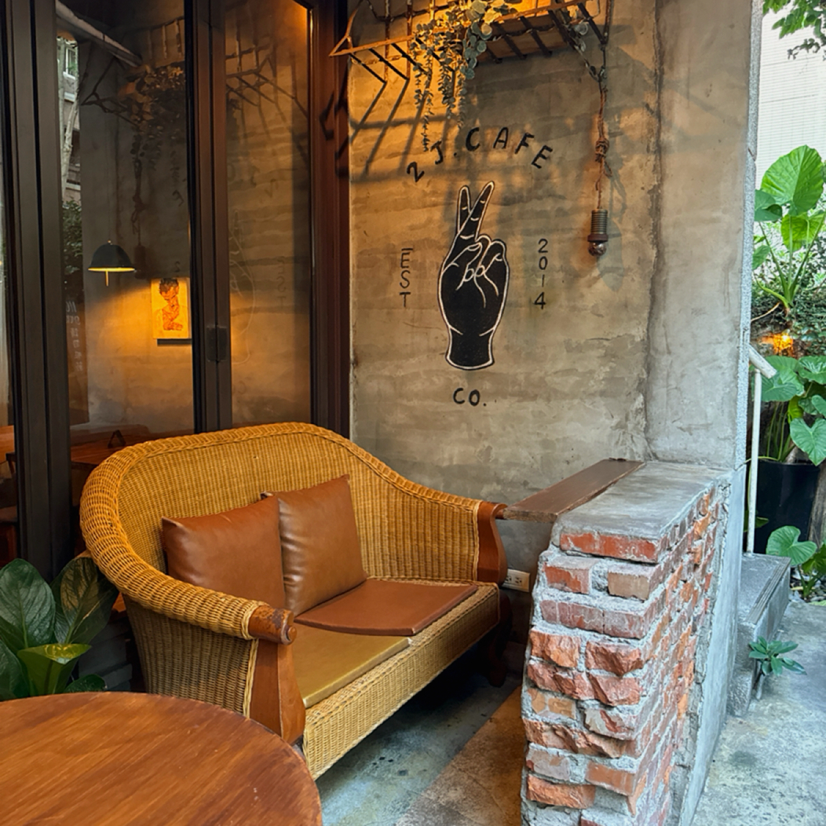 2J CAFE の雰囲気の写真：戶外座位區 by小青蛙🐸 