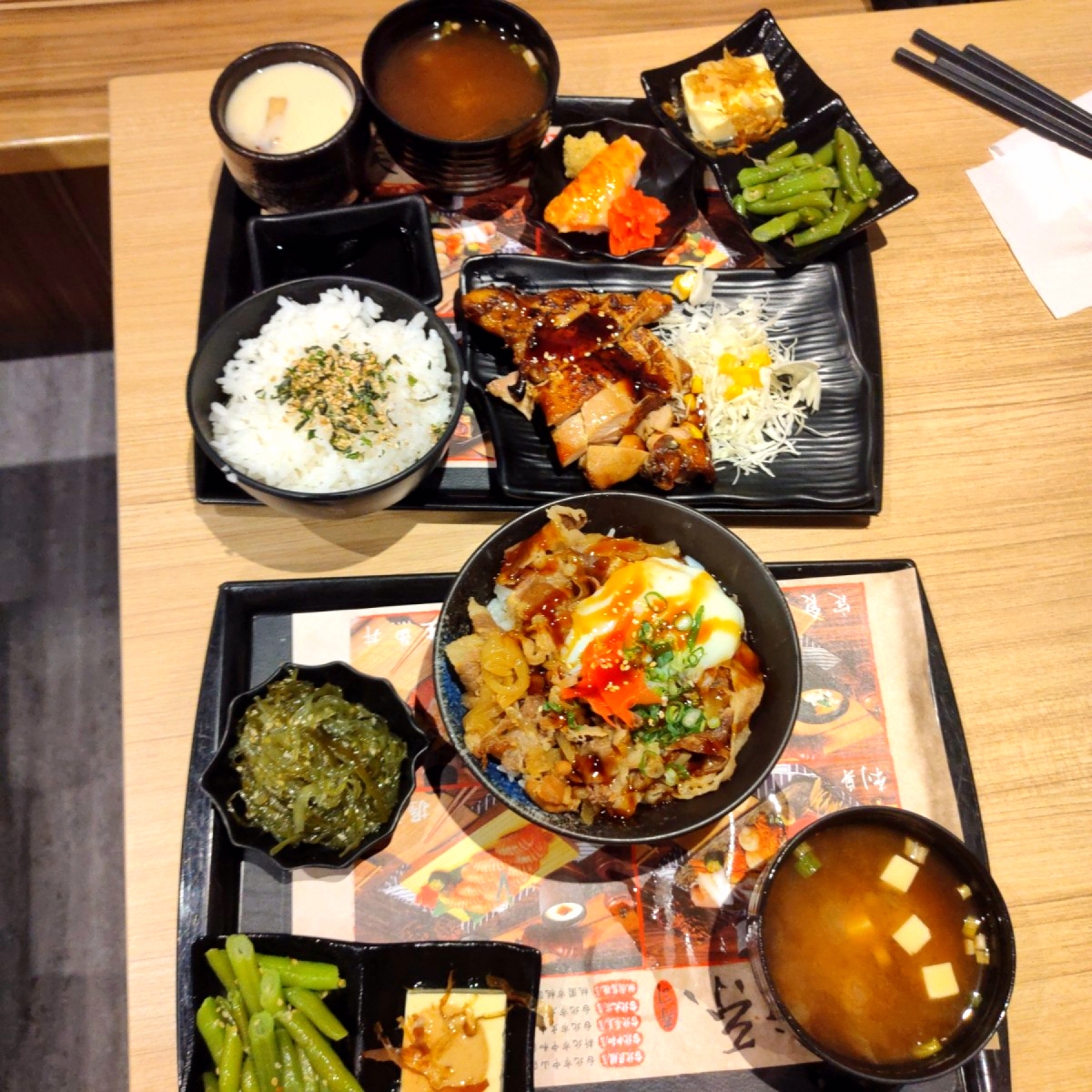 美術系壽司 台北民權店 のレストランの写真：🐾 餐點大合照

當天我們點的是雙人套餐，價格為💰399元+5%服務費=419元，套餐內容還滿豐 by臉書搜尋花貴賓皮蛋 