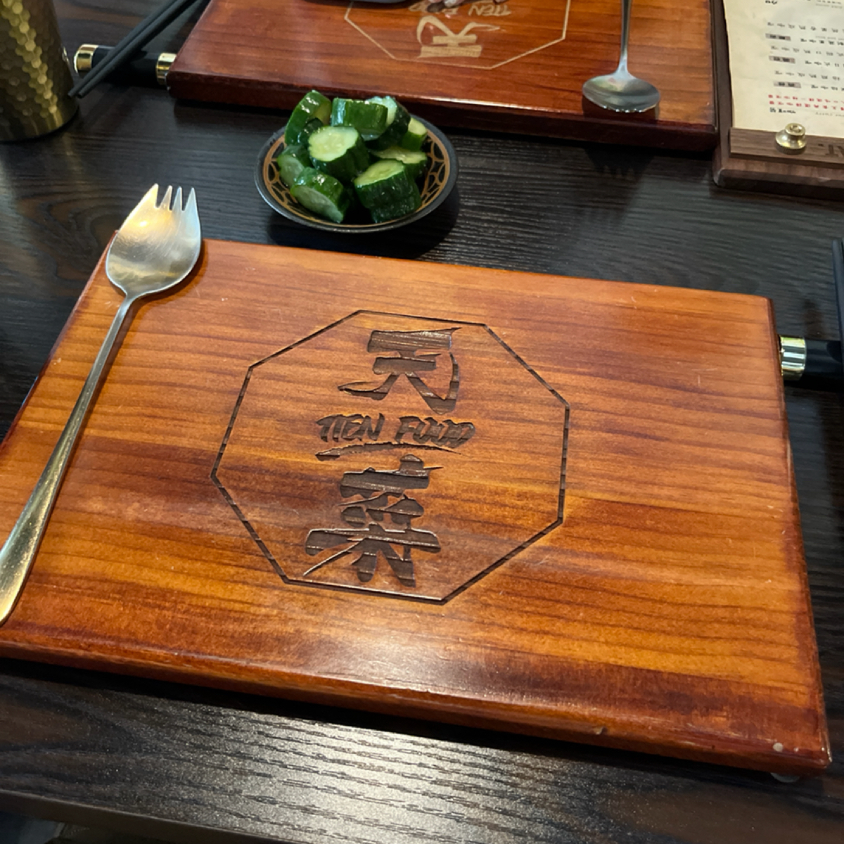 Vibe image of 天菜咖哩Tienfood 秘制熟成咖喱專賣: 訂製的桌面 shot by 阿官