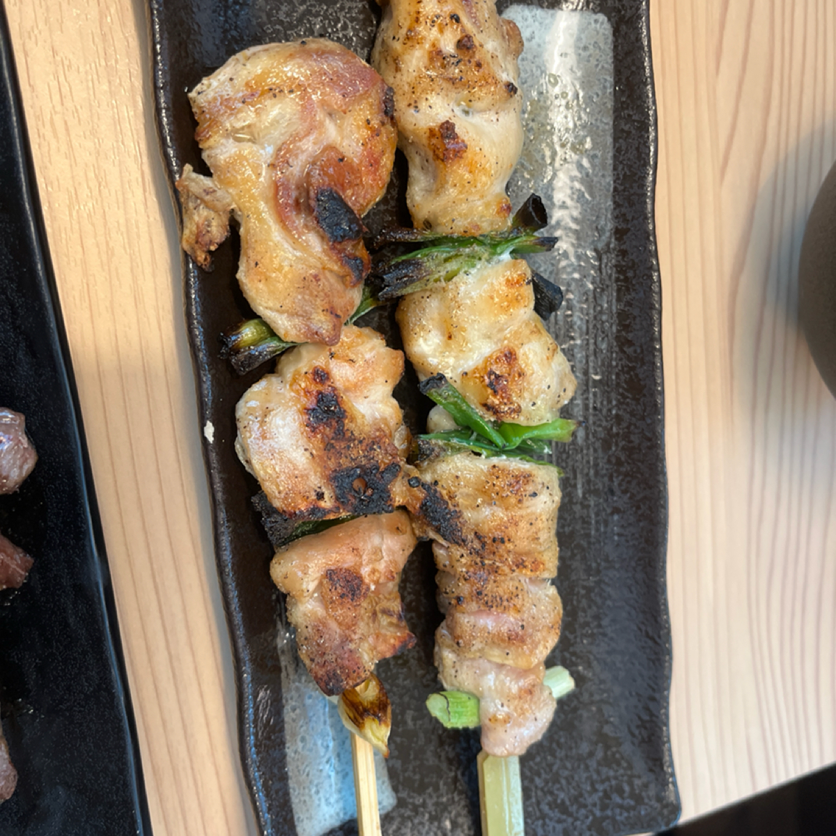鳥貴族 Torikizoku 新光三越台北南西店 的餐點圖片：貴族燒雞腿，新臺幣$100元，雞肉滿厚實，一串3個，一口一個剛好 由打工仔 拍攝