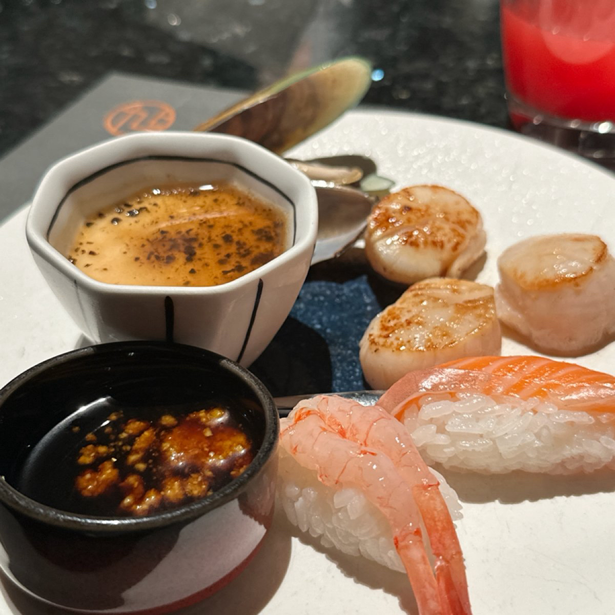 旭集 和食集錦 天母店 のレストランの写真：午餐時段有提供的生煎干貝，超級大顆鮮美！

一次最多可以拿3顆，我重複拿了好幾輪 😂 by阿波卡 
