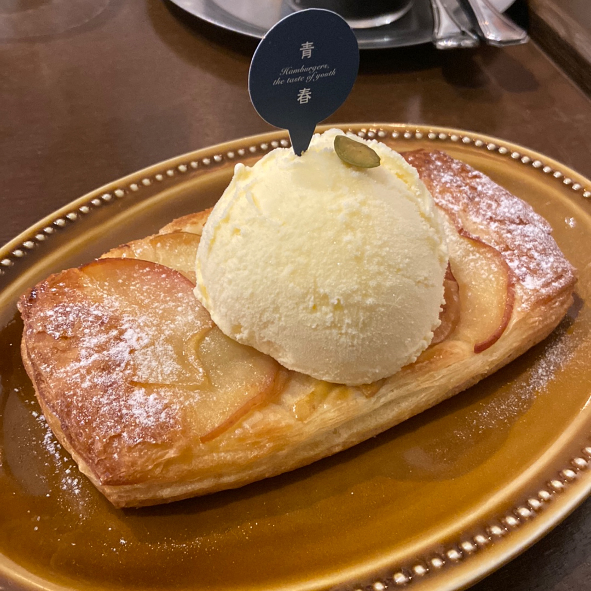 Menu image of 青春漢堡 台北世貿店: 烤蘋果可頌派與冰淇淋（麵包林里監製 27層可頌派皮） shot by hxapp