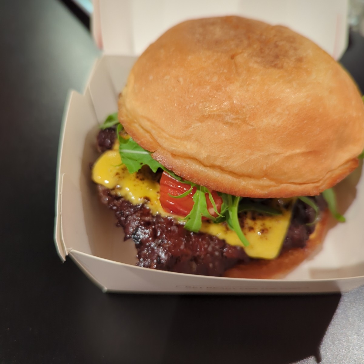 BURNT_BURGER_SOCIAL_CLUB のレストランの写真：經典牛肉堡

肉很多汁好吃，搭配番茄、芝麻葉，口味平衡不會膩，吃完覺得意猶未盡 byYJ 