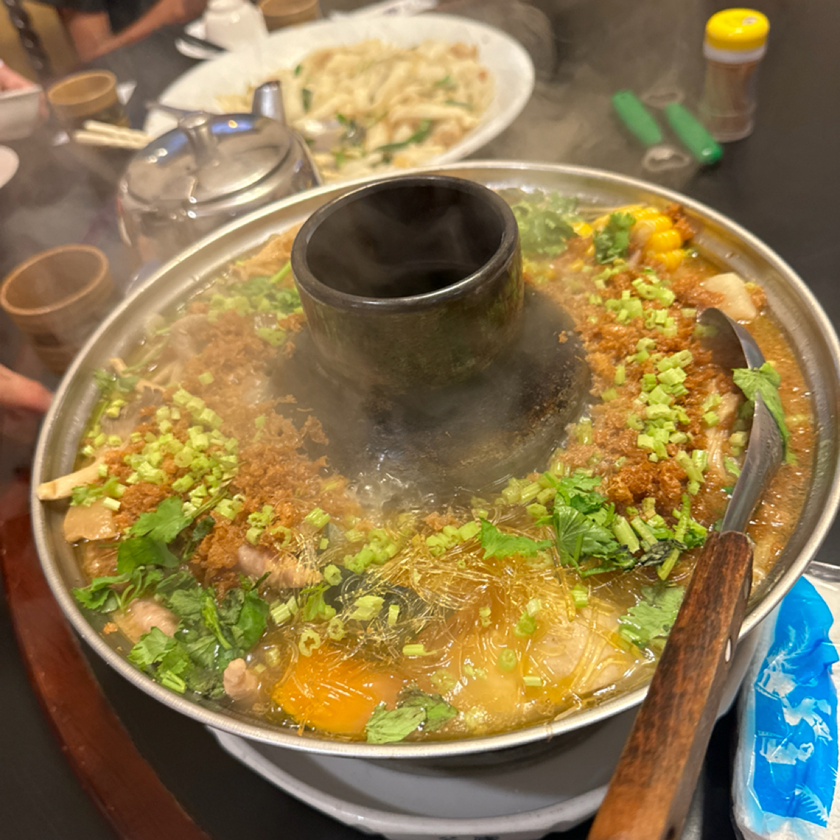 石庭客家小館 のレストランの写真：魚翅團圓鍋 by食、動、健康 