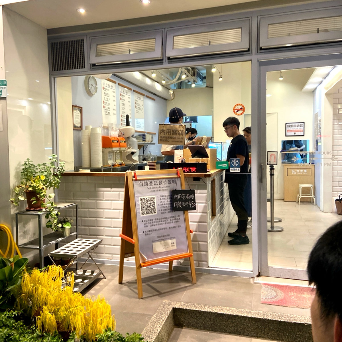 春美冰菓室 的外觀氛圍圖片：門口有QR code可掃描登記候位。 由每個人都在找他的貓 拍攝