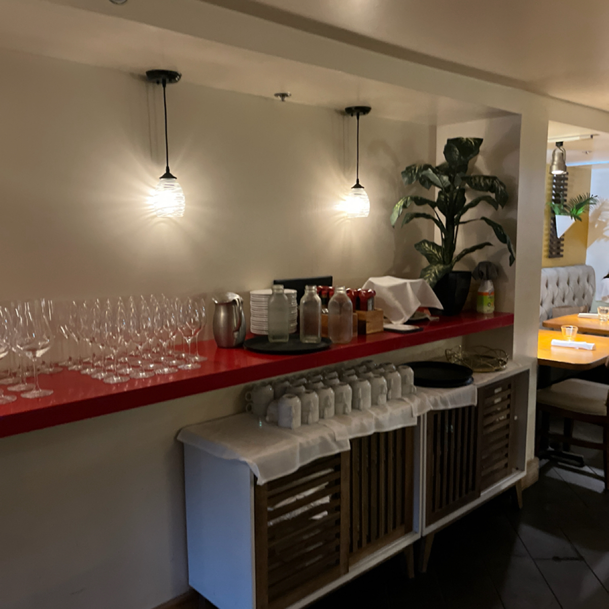 Vibe image of Fire Grill Waikiki: 餐具區。 shot by Yo