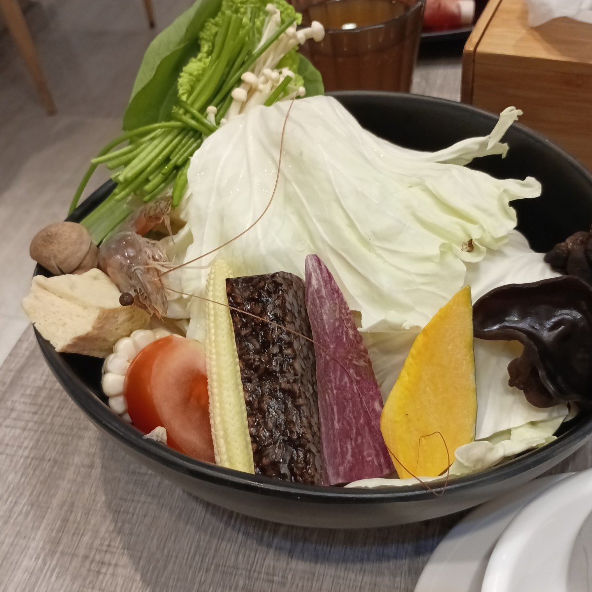 樂釜 LOVE HOT POT 極上鍋物 徐匯店 的餐點圖片：菜盤 由良牙 拍攝