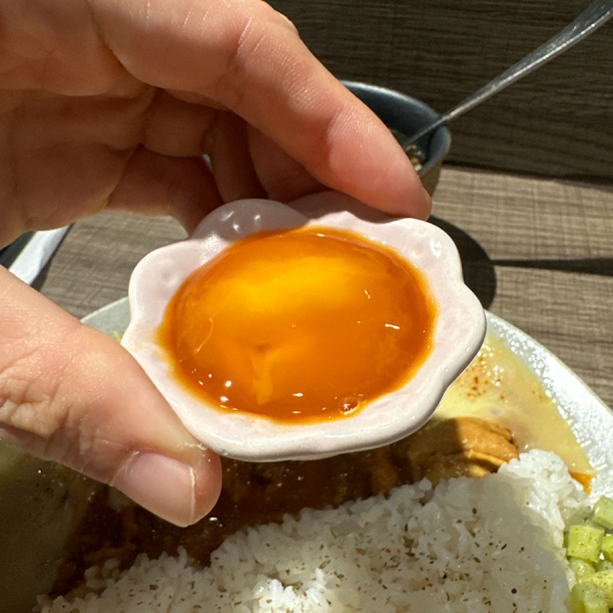 Meal image of love World 樂窩 香料咖哩: 溏心蛋 $25

跟我想像中的溏心蛋不一樣，它直接把蛋白濾掉了，只留了一碗小蛋黃，但我想要吃蛋白啊… shot by 阿波卡