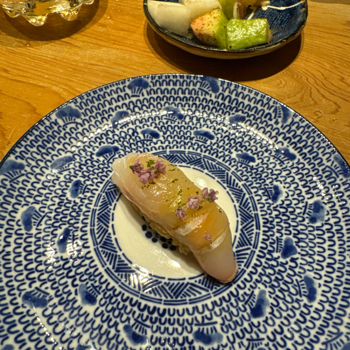 Meal image of 一冠割烹: 比目魚配紫蘇花，比目魚超讚，魚肉口感有彈性！ shot by 飲料王