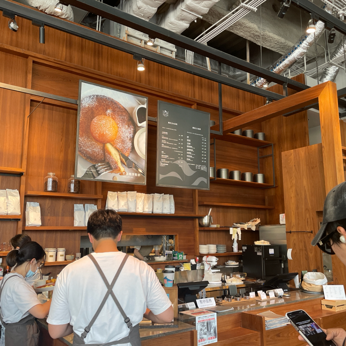 Vibe image of Coppii Lumii living coffee 冉冉生活 經貿門市: 櫃檯的照片
櫃檯很～大，也能看得出來店員有多忙。

當天有一位跟所有店員穿著都不一樣的員工在幫忙，也 shot by 一刻又一嗑