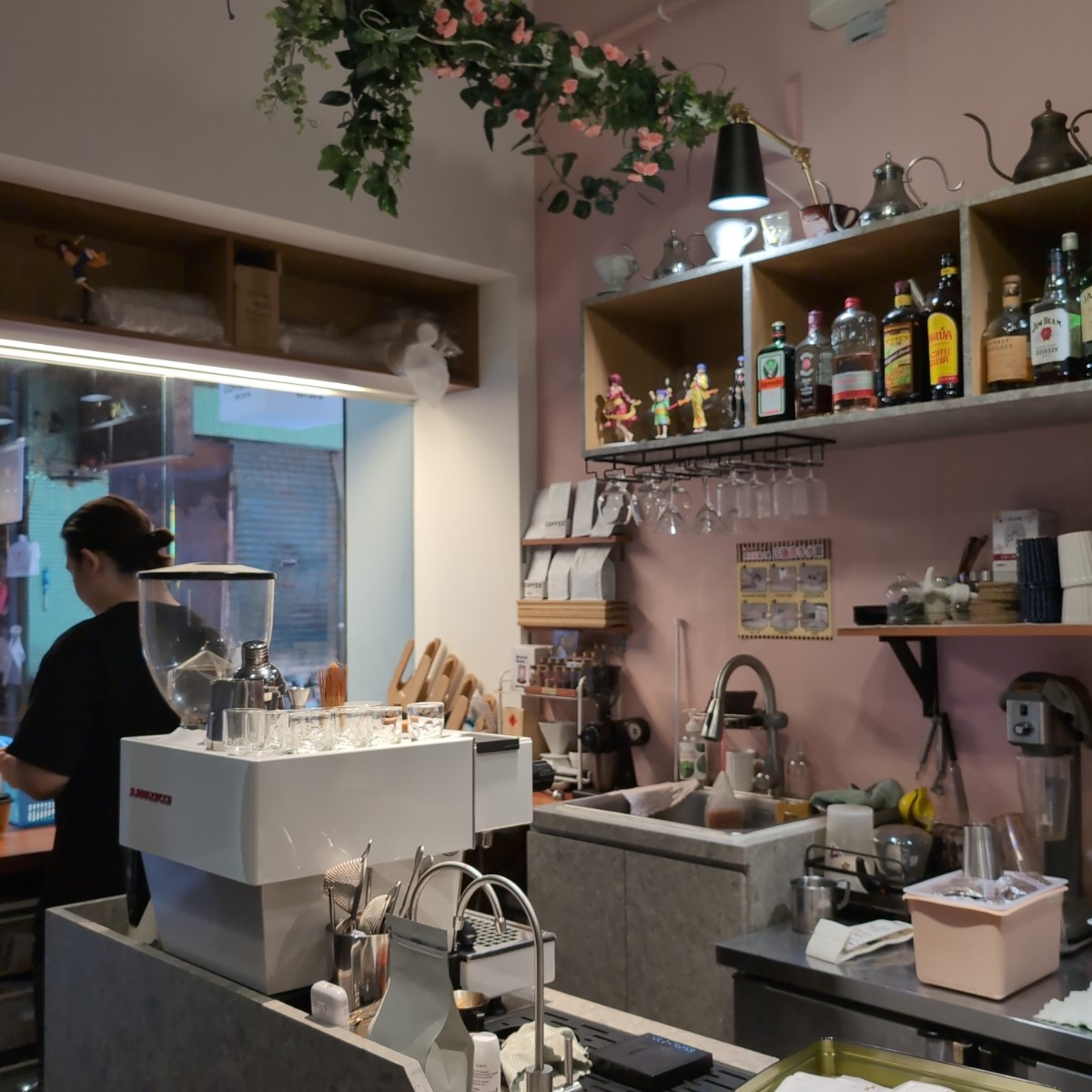 Vibe image of R.B kaffa : 老闆正在調咖啡很有格調的料理台 shot by 小雞yansug