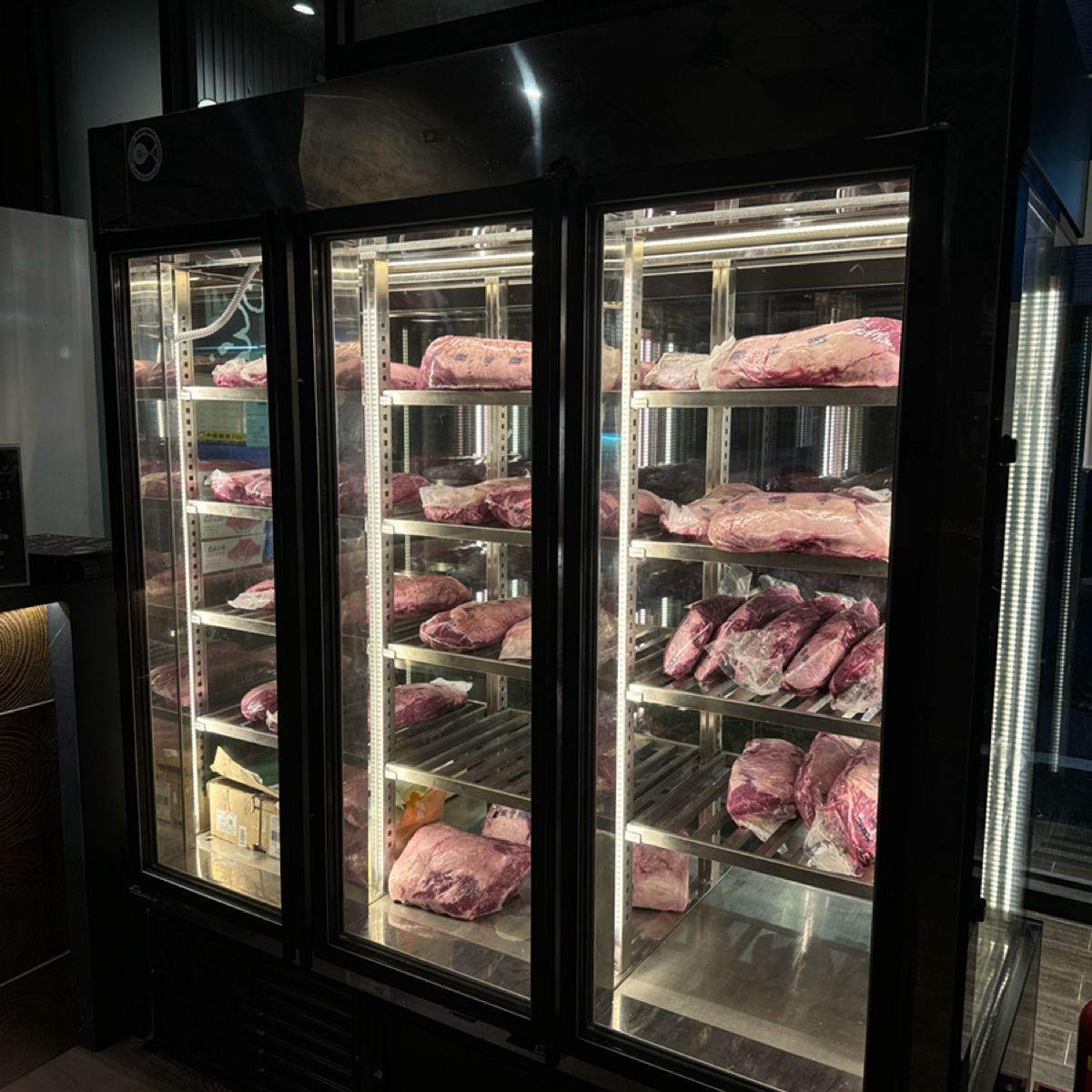 鬥炙原味燒肉牛排 屏東華正店 の雰囲気の写真： by三口元 