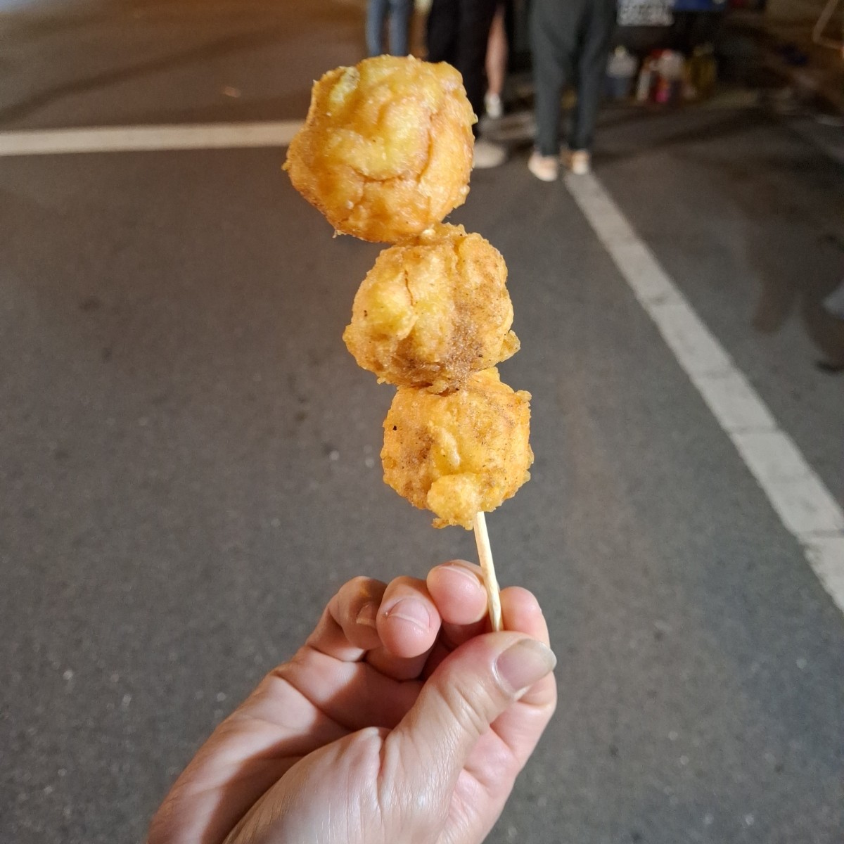 Meal image of 2326炸雞 清溝夜市店: 花枝丸很大一顆，需要咬上好幾口才吃得完，很Q而且皮很脆，一串25元個人覺得以現在的價格而已CP值很高 shot by 美食肥之豬