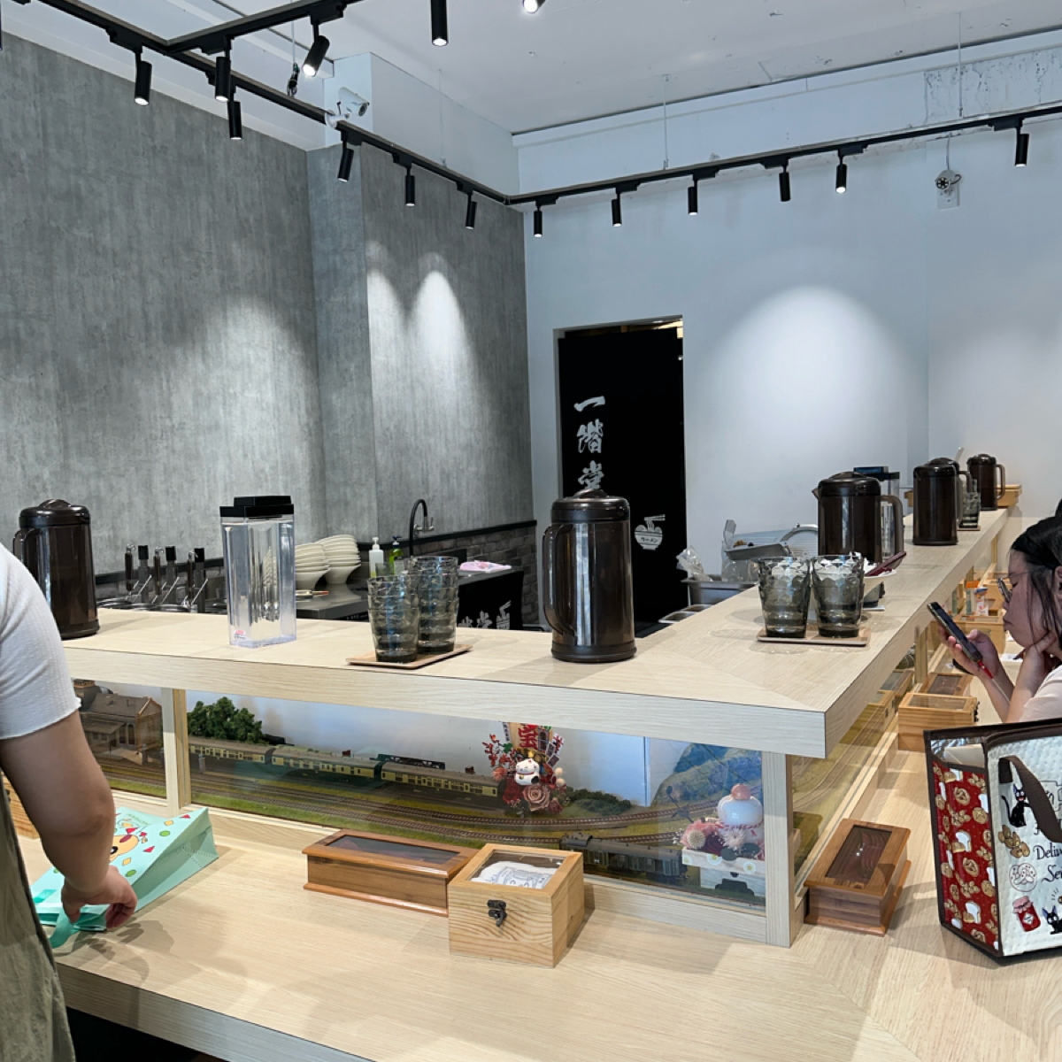一階堂拉麵 古亭店 的外觀氛圍圖片：餐廳內部裝潢 由銘 拍攝